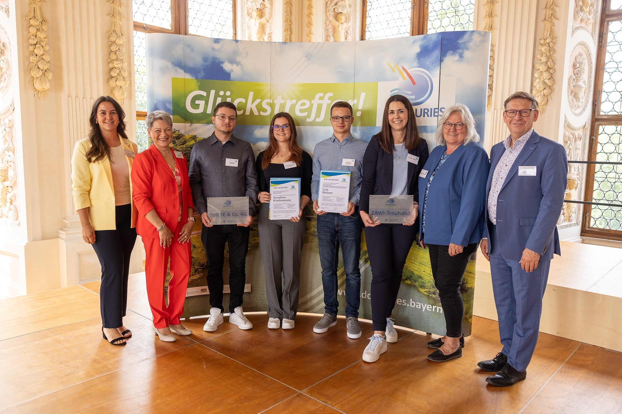 v.r.nl.: Landrat Rößle; Bärbel Anwald, Jennifer Heckl und Luis Birkner von ZAWI-Treuhand; Annalena Wiedenmann und Daniel Stahl von Zott; Birgit Rössle; Louisa Hahn. Fotoquelle: Landratsamt Donau-Ries
