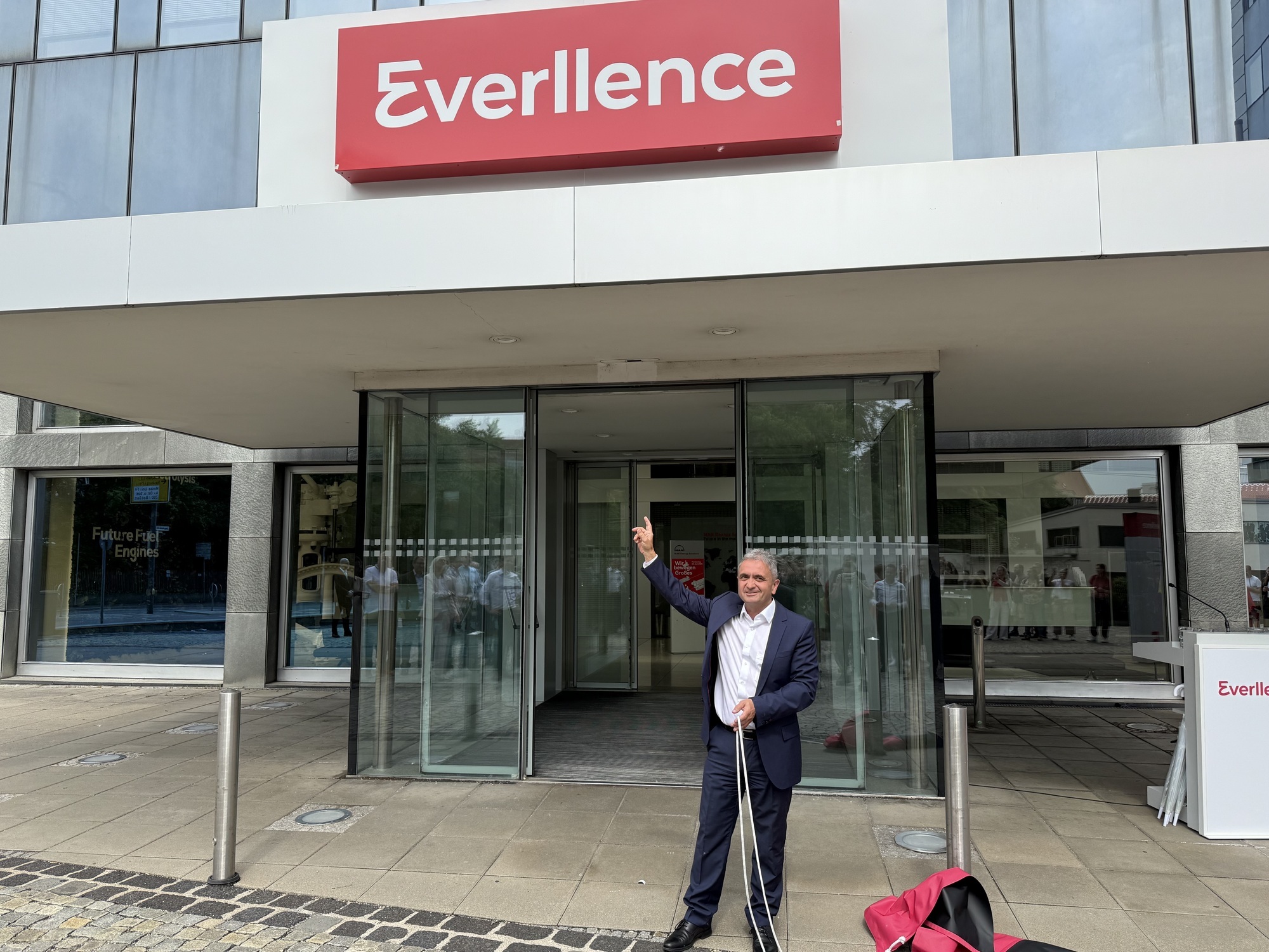 CEO Dr. Uwe Lauber präsentiert stolz den neuen Namen. Foto: Angelina Märkl / B4B