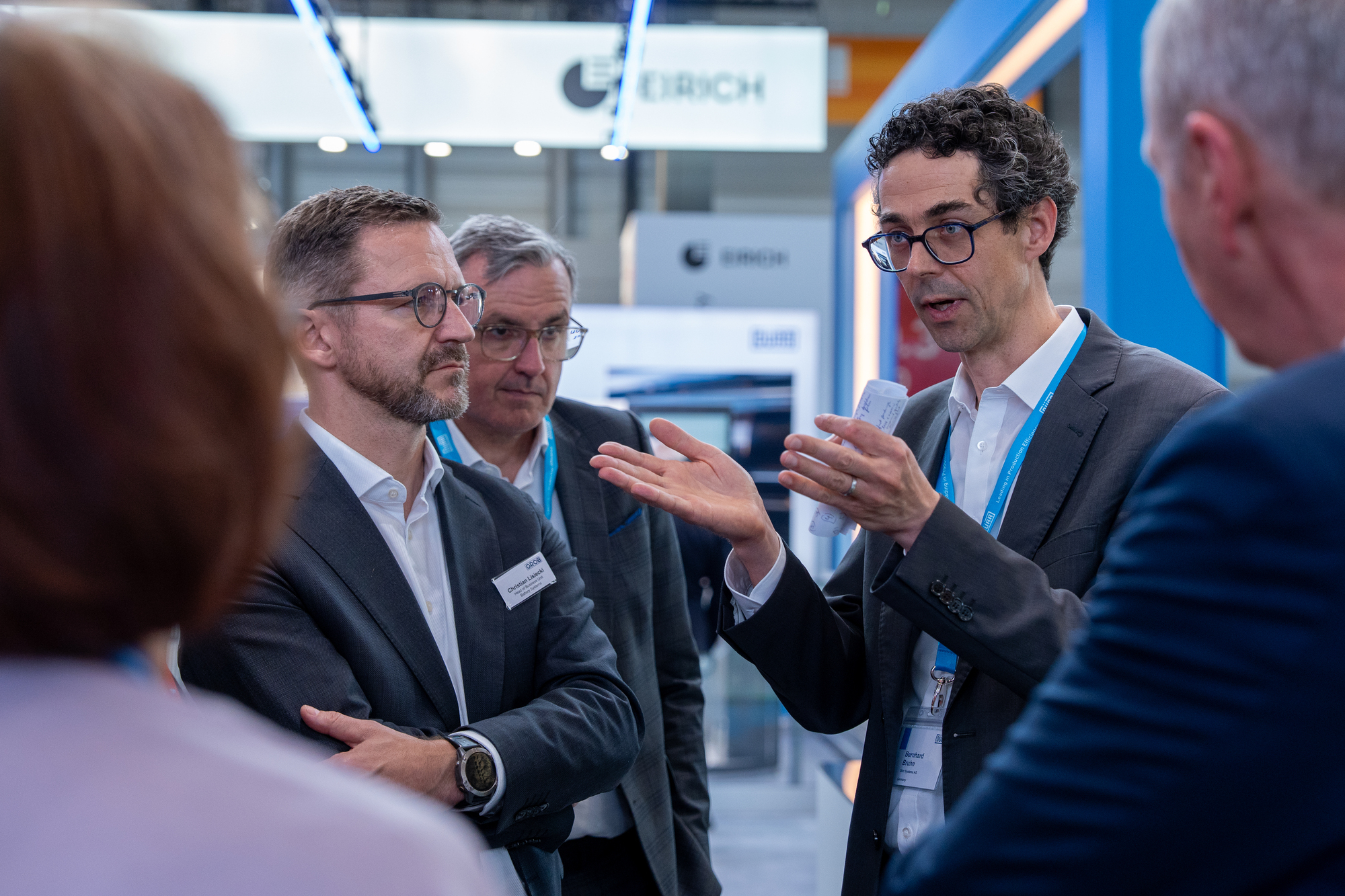 Christian Lisiecki, Head of Business Uni Batteriesysteme bei Grob (links), und Bernhard Bruhn, Vice President Global Business Unit Lithium-Ion Battery bei Dürr (rechts) bei der Vorstellung der Konzeptfabrik. Foto: Grob-Werke