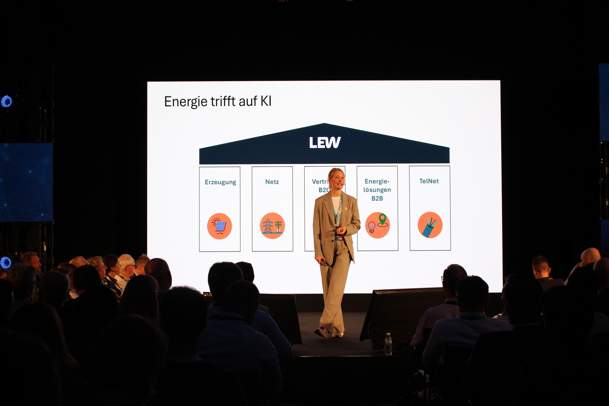 LEW nutzt KI in Form von Tools für die Mitarbeitenden, aber auch, um die Netzauslastung voraussagen zu können. Darüber hat Laura Antonia Färber, Leiterin der Digital Technology bei LEW gesprochen. Foto: B4B/ Katharina Seeburger