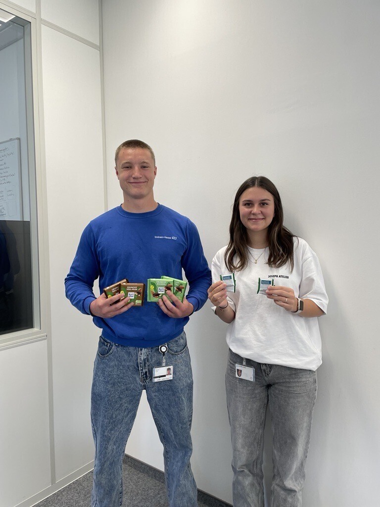 Tanja und Samuel, Auszubildende Industriekaufleute im Endress+Hauser Sales Center Stuttgart, zu Besuch bei Ritter Spo