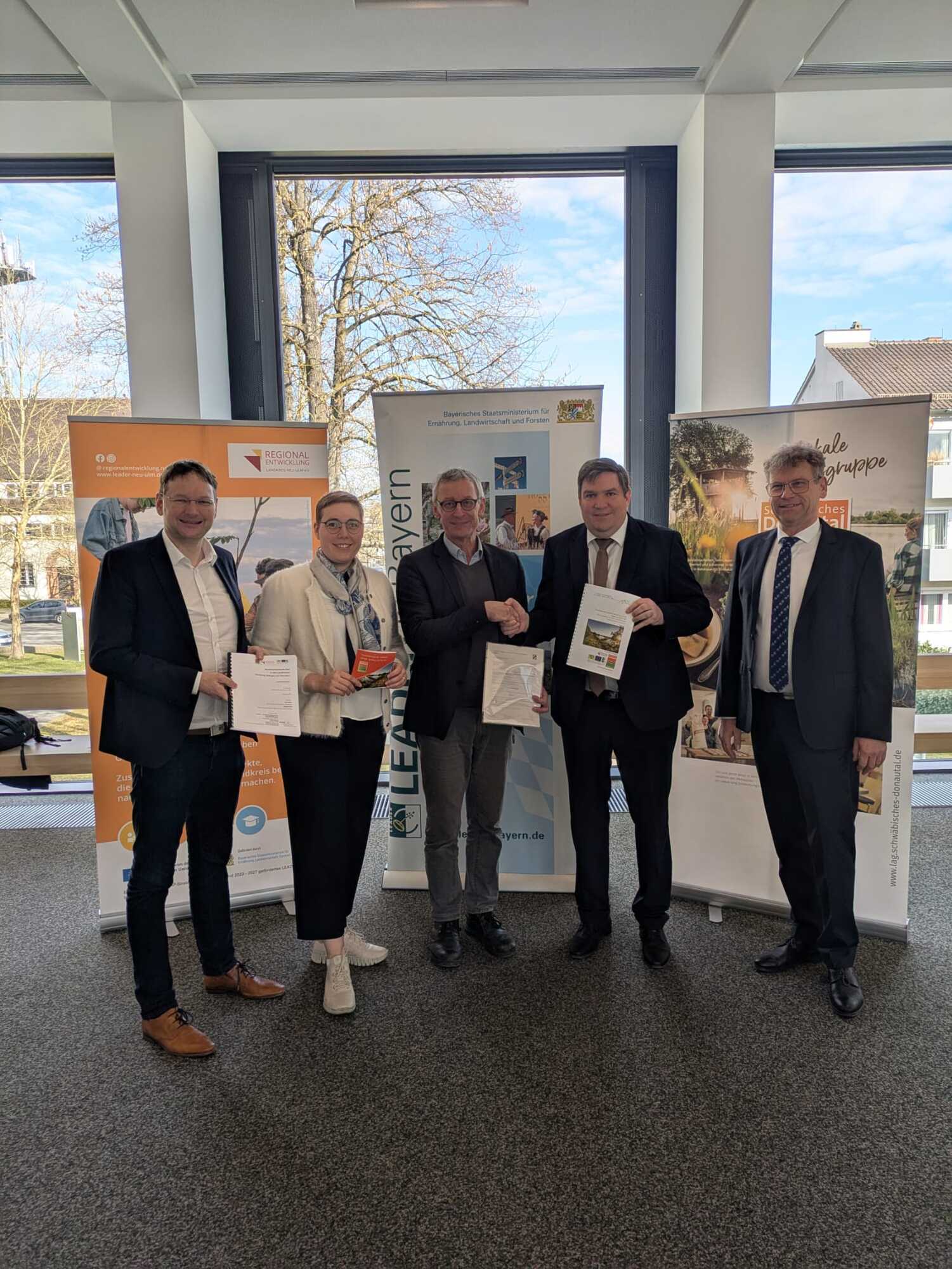 Landrätin Eva Treu (Neu-Ulm), Landrat Markus Müller (Dillingen) und Landrat Dr. Hans Reichhart (Günzburg) bei der Übergabe des F