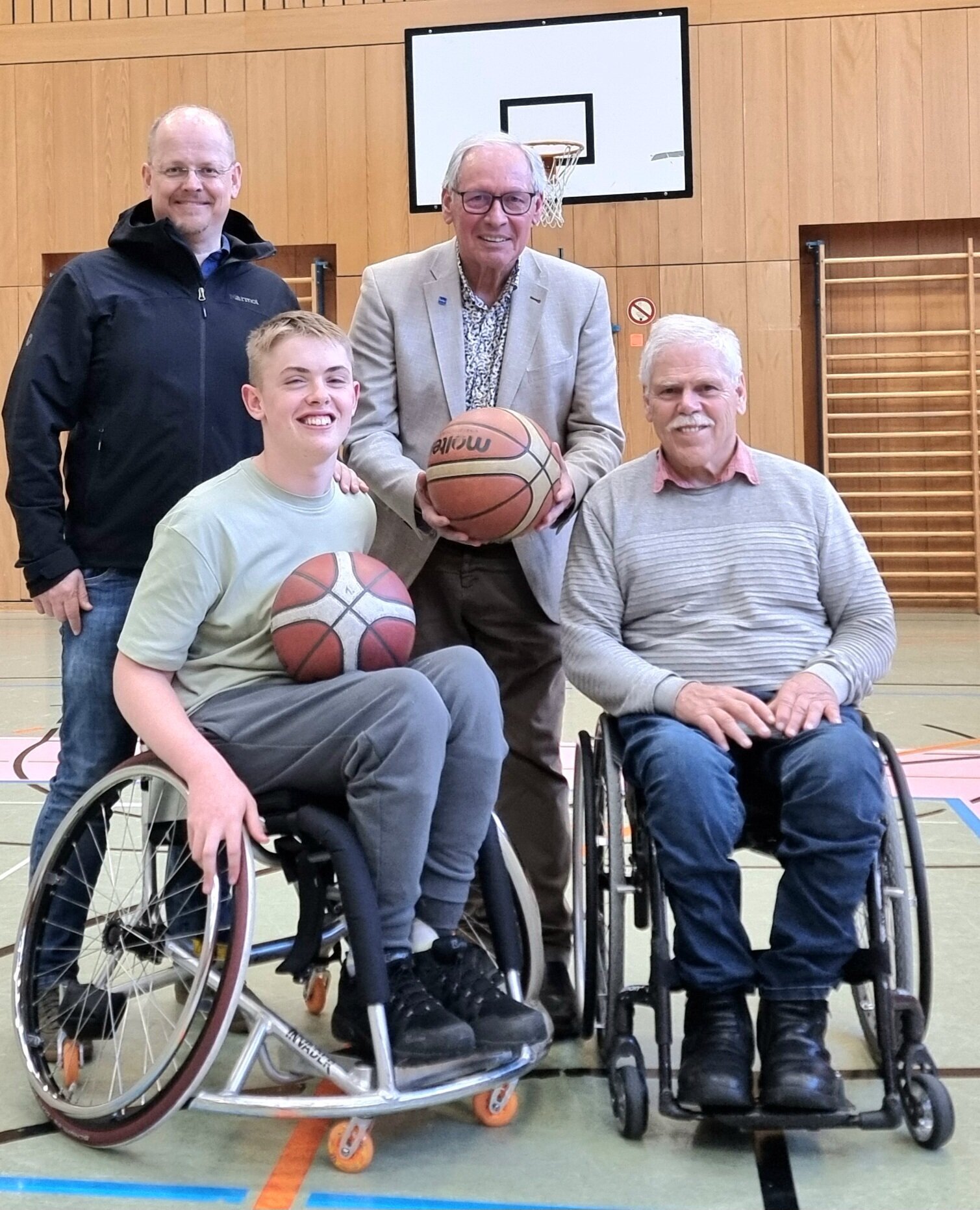 Bei der Spendenübergabe (v. links) Trainer Alexander Braun,Lukas Bischof, Stiftungsratsvorsitzender der gemeinnützigenFamilie Rauch-Stiftung Anton Klotz und Albrecht Hung, Betreuer der Behinderten-Sportgruppe beim TSV Sonthofen. Fotoquelle: Josef Gutsmiedl