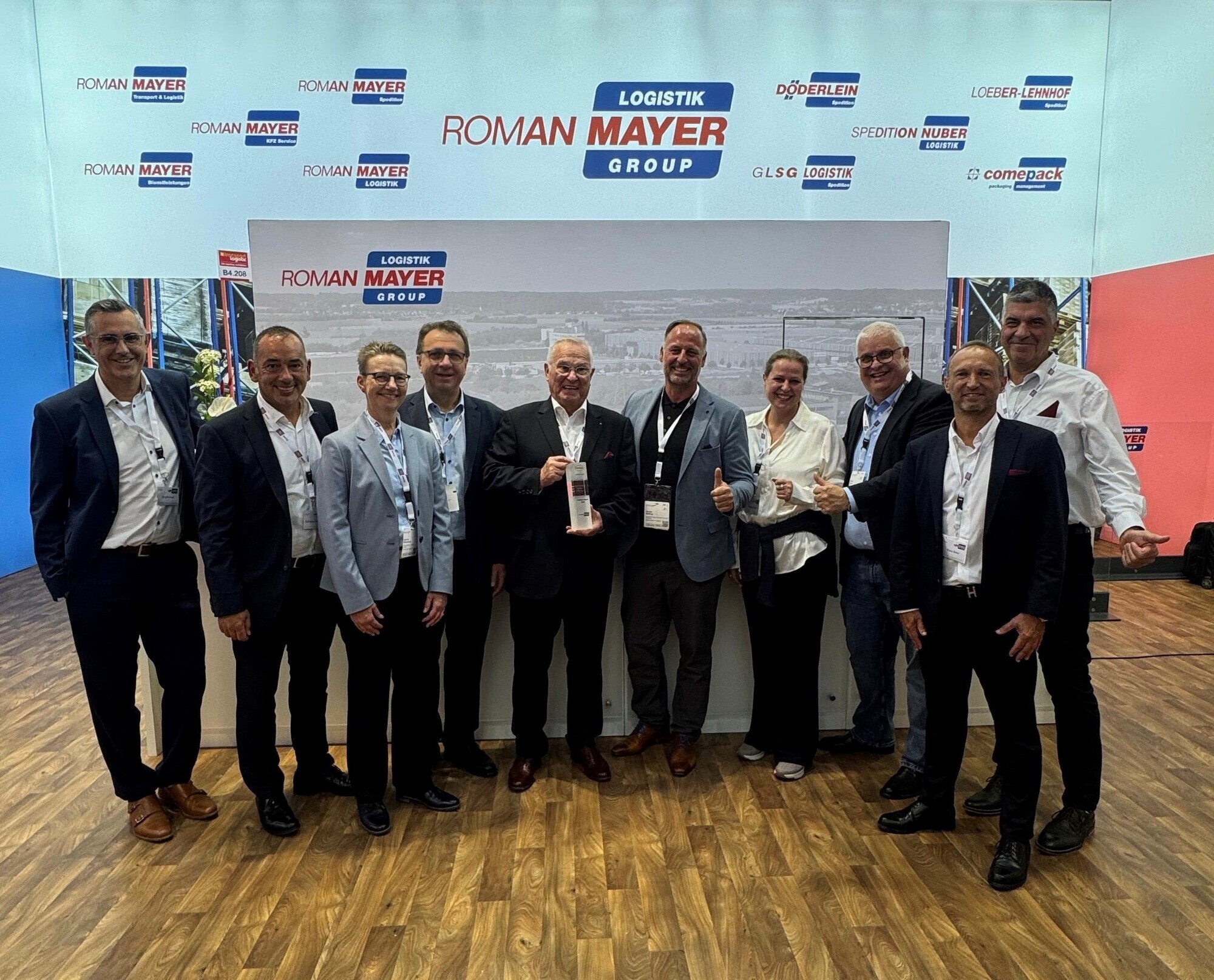 Geschäftsführer Roman Mayer (Mitte) nimmt den Nachhaltigkeitspreis des Henkel-Konzerns entgegen. Foto: Roman Mayer Logistik Group