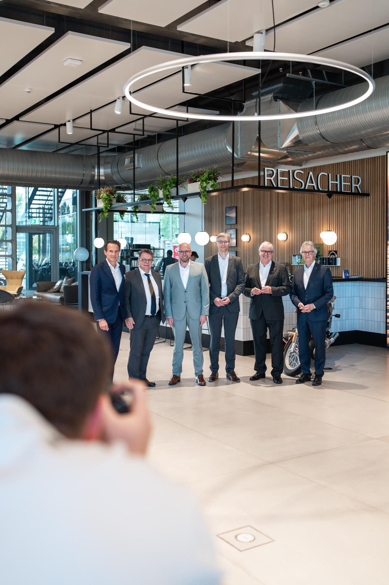Von Links: Peter Reisacher, Reisacher, Rainer Grill, Ziehl-Abegg, Dr. Fabian Mehring, Bayerischer Staatsminister für Digitales,