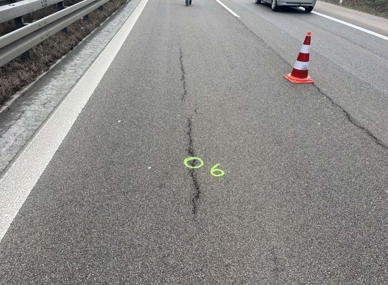 Aufgrund der hohen Verkehrsbelastung zeigt die B2 vermehrt Längs- und Querrisse.