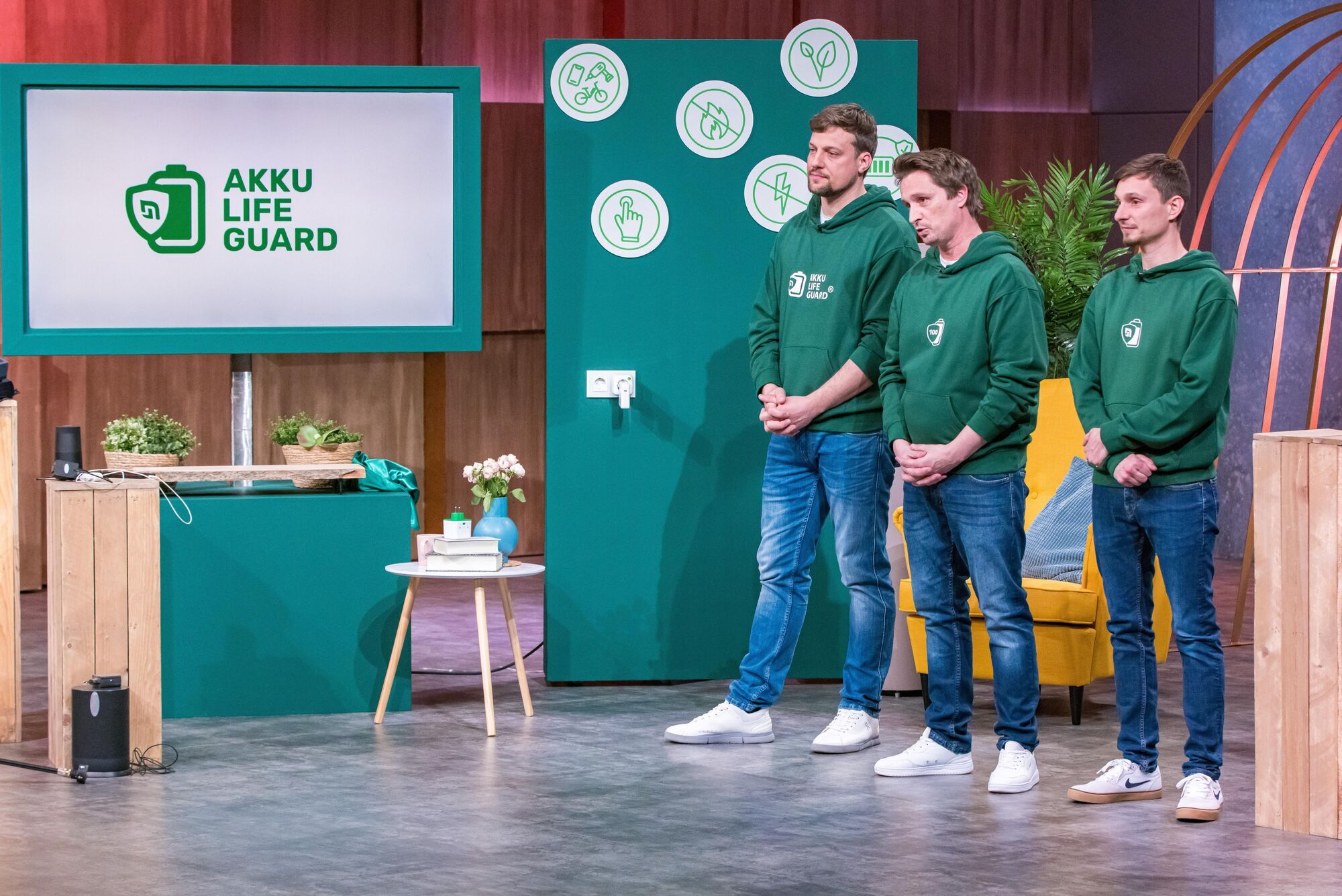 Die Gründer (v.l.) Hans-Peter Nägele, Andreas Tutschner und Christoph Tutschner haben mit dem Akku Life Guard ein intelligentes Zwischenstecker-System entwickelt. Foto: RTL / Bernd-Michael Maurer