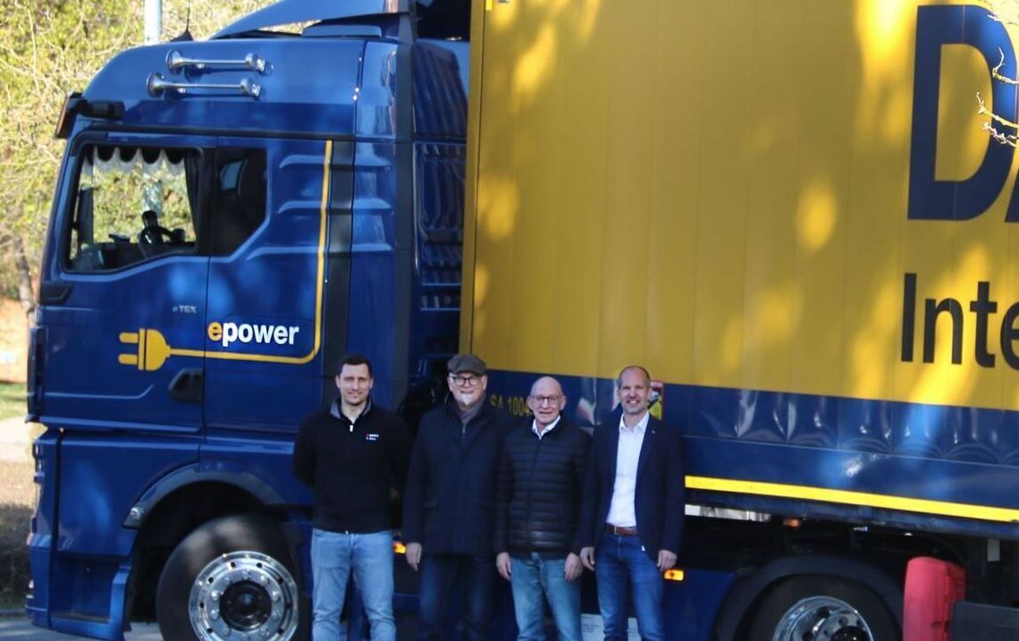 Von links: Florian Braun (Abteilungsleiter Transportmanagement bei Würth Industrie Service), Andreas Manytz (Business Development Manager Road Dachser Kornwestheim), Marc-Oliver Bohlender (Niederlassungsleiter Dachser Öhringen) und Sascha Lorenz (Speditionsleiter Ausgang Dachser Öhringen). Foto: Dachser