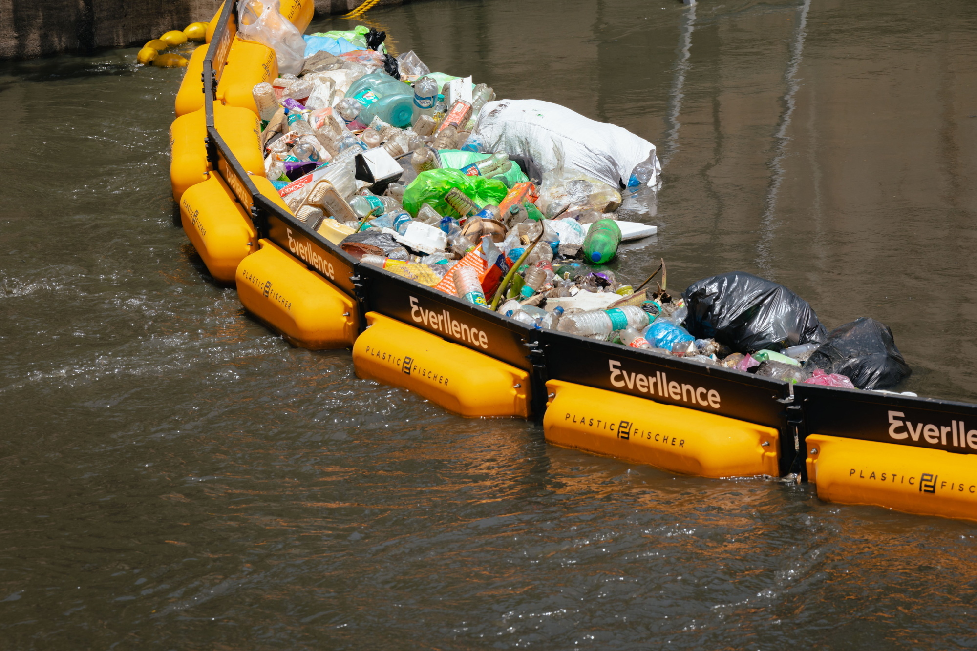 Everllence und Plastic Fischer wollen gemeinsam bis zu 500 Tonnen Müll aus indischen Flüssen ziehen. Foto: Everllence