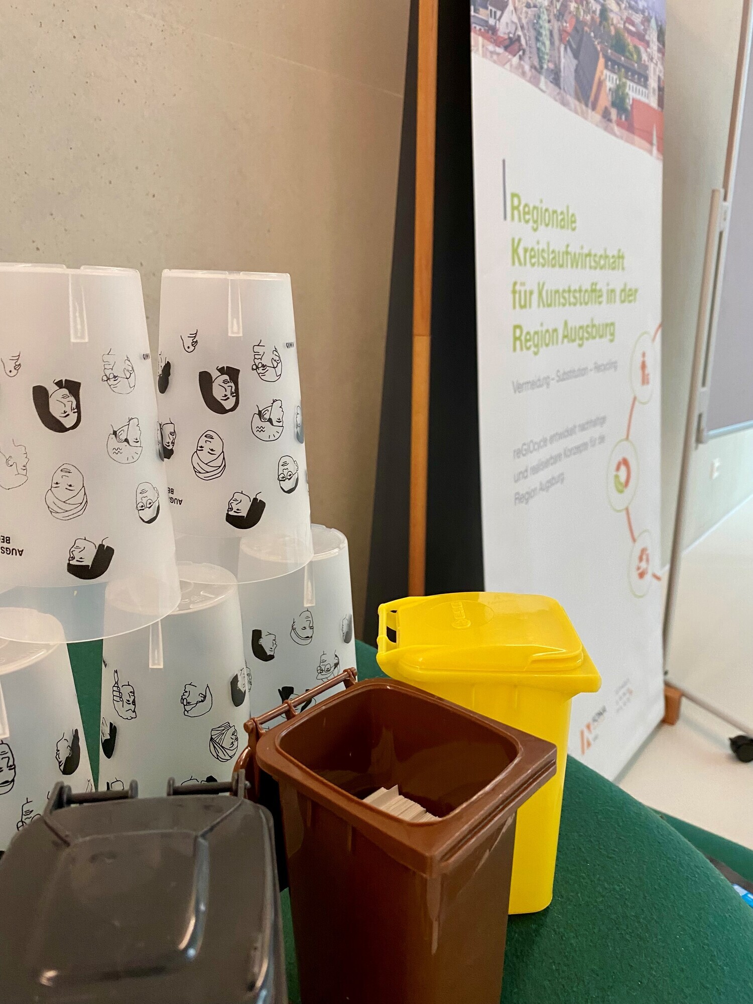 Der „Augsburger Becher“, der im Forschungsprojekt reGIOcycle entwickelt wurde. Foto: Uni Augsburg