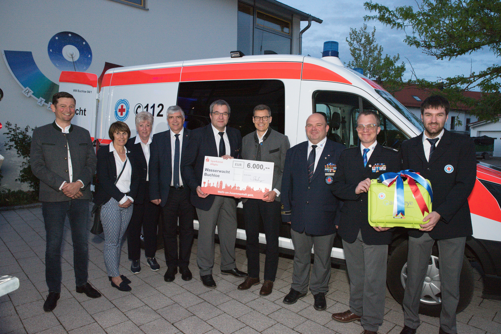 (v.l.n.r.): Alexander Herz (Marktbereichsleiter Sparkasse Buchloe), Gisela Streichert (Vorsitzende BRK Kreisverband Ostallgäu),