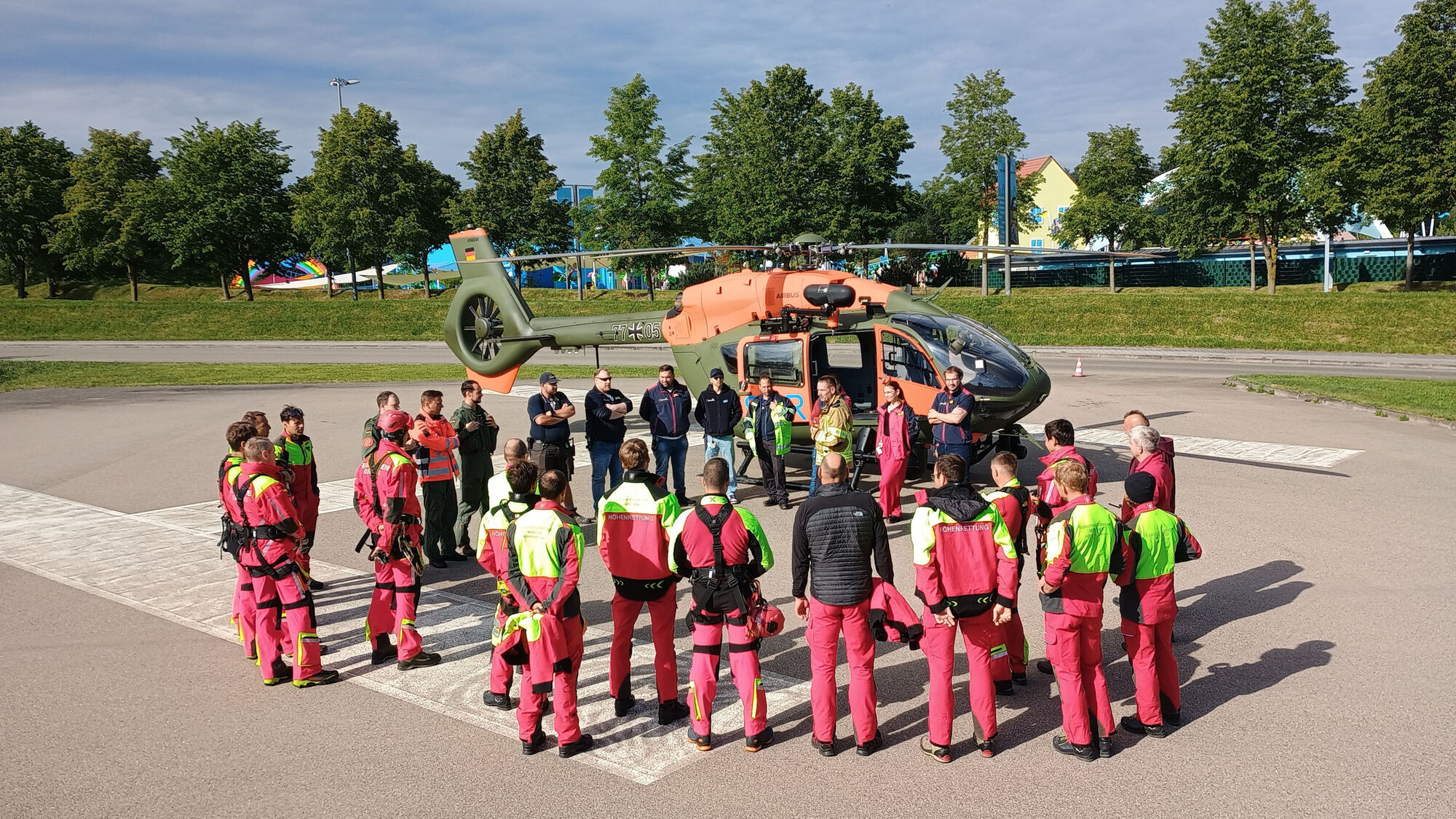 Bei der Übung im Legoland in Günzburg wurden Menschen aus bis zu 50 Metern Höhe gerettet. Foto: Legoland Deutschland