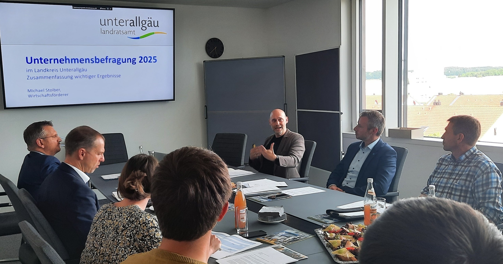 Beim Wirtschaftsgespräch tauschten sich Landrat Alex Eder und Vertreter der Kreisverwaltung mit den Wirtschaftskammern und Unternehmen aus. Foto: Michael Stoiber/Landratsamt Unterallgäu