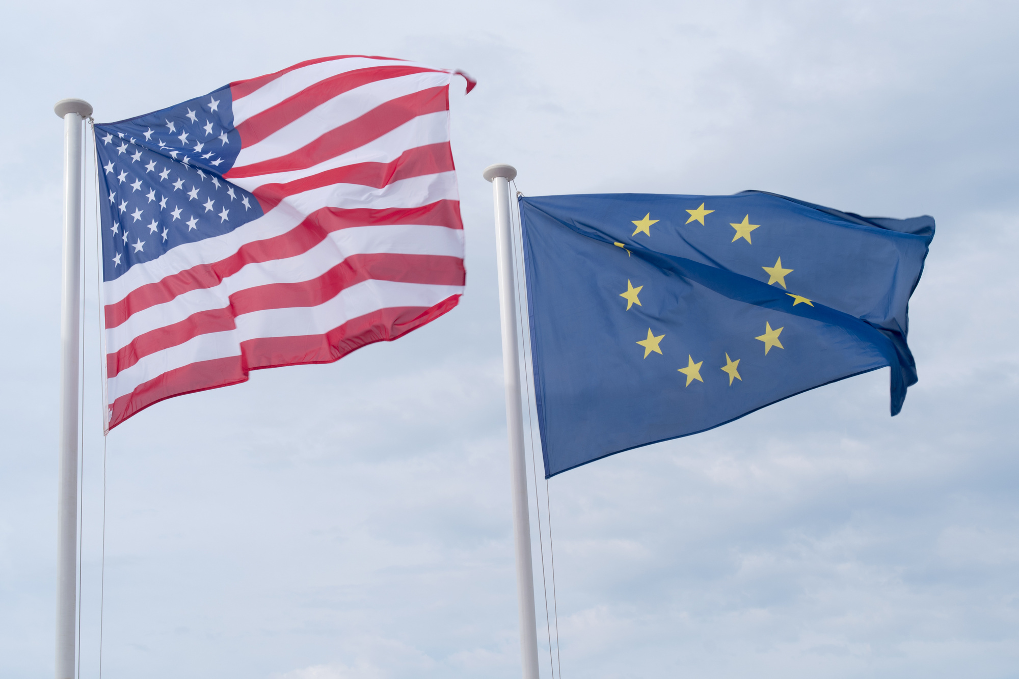 Symbolbild. Immer wieder wird eine Digitalsteuer als mögliche Antwort auf US-Zölle diskutiert. Die vbw bezeichnet die Maßnahme jedoch als rein symbolisch. Foto: stock.adobe.com / Dmytro S