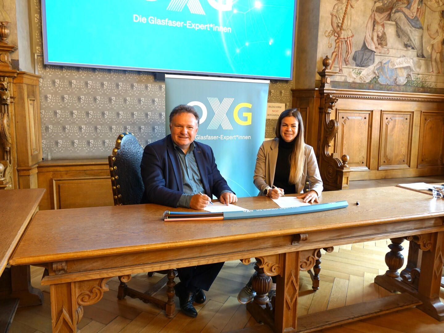 Stefan Bosse und Franziska Christau bei der Unterzeichnung der Absichtserklärung.