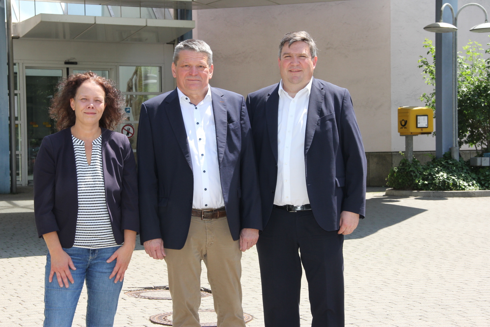 Prof. Rainer Isenmann (Mitte) wird von Landrat Markus Müller und der Geschäftsführerin der Kreiskliniken Sonja Greschner willkom