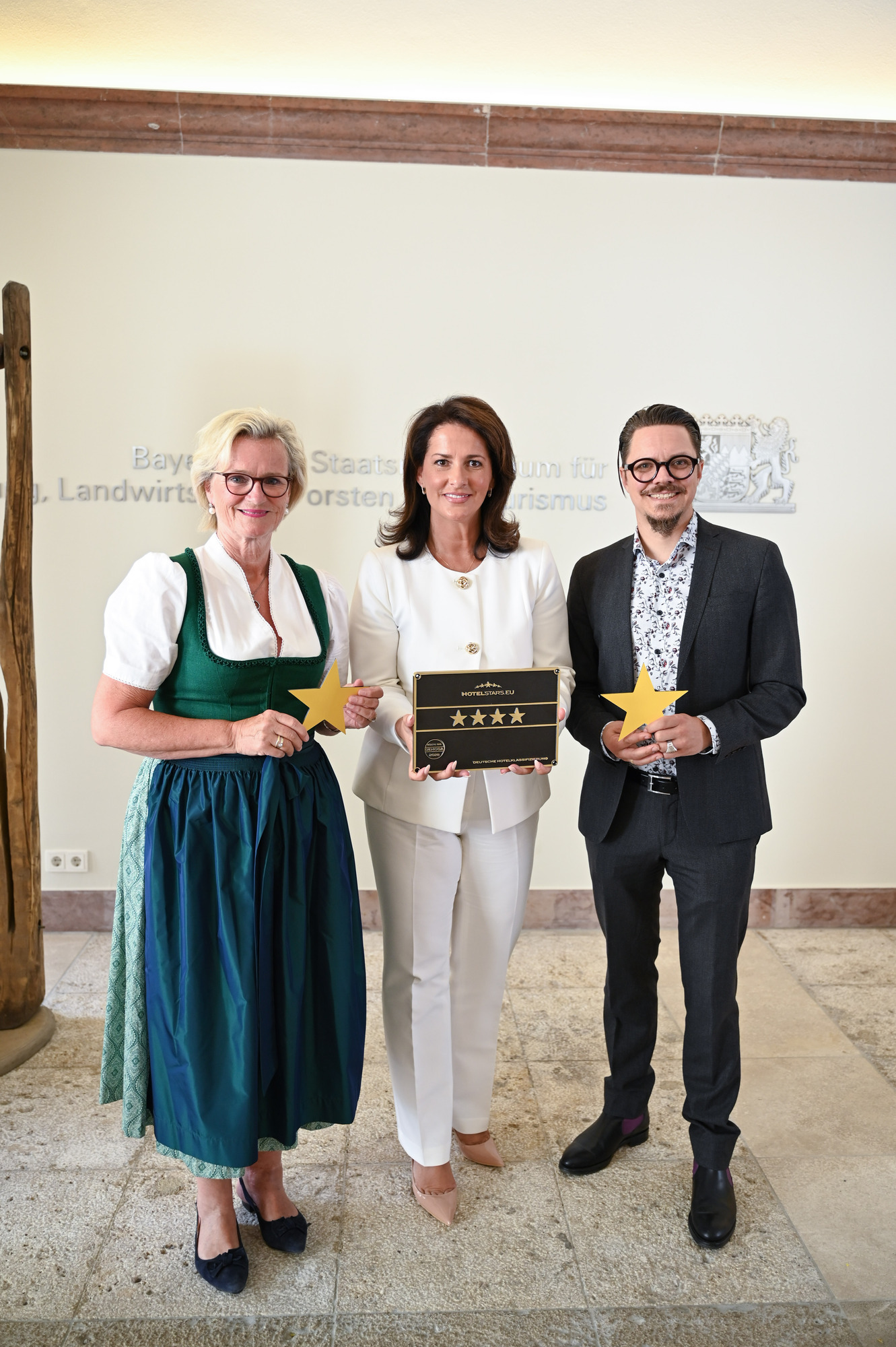 Michaela Kaniber gemeinsam mit Angela Inselkammer (DEHOGA Bayern-Präsidentin, 1.v.l.), Wolfgang Wagner (Prokurist und Bereichsle