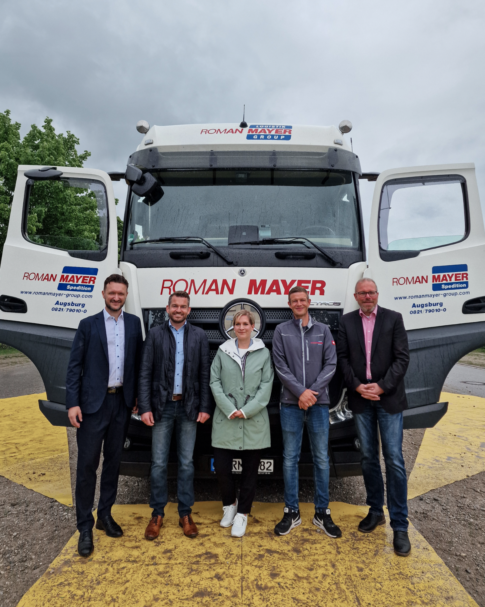 Von links: Schulleiter Jürgen Reckert, Jörg Albrecht, Bettina Baier und Manuel Hermann (alle Roman Mayer) sowie Bürgermeister Jürgen Gilg. Foto: Roman Mayer Logistik Group