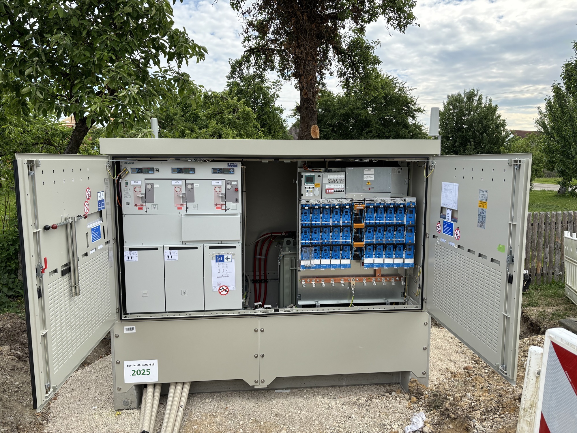 Ein Blick in das Innenleben der neuen digitalen Ortsnetzstation in Sontheim. Foto: LEW