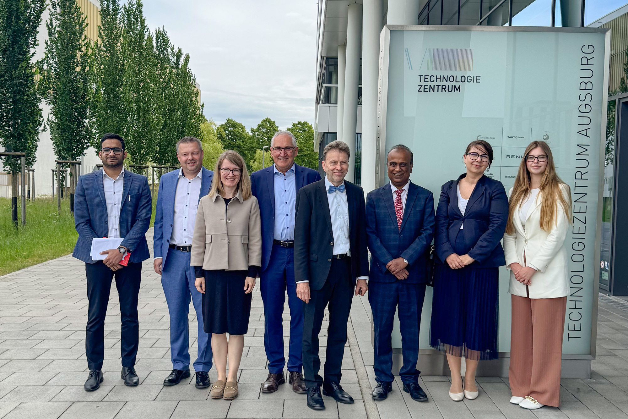 v. l. n. r.: Konsul Amir Bashir, Herwig Leiter, Martina Keßler, Stellvertretender Landrat Hubert Kraus, Wolfgang Hehl, Generalkonsul Shatrughna Sinha, Agata Butenko und Hannah Winkler vonInvest in Bavaria. Fotoquelle: Waltraud Sonnleitner