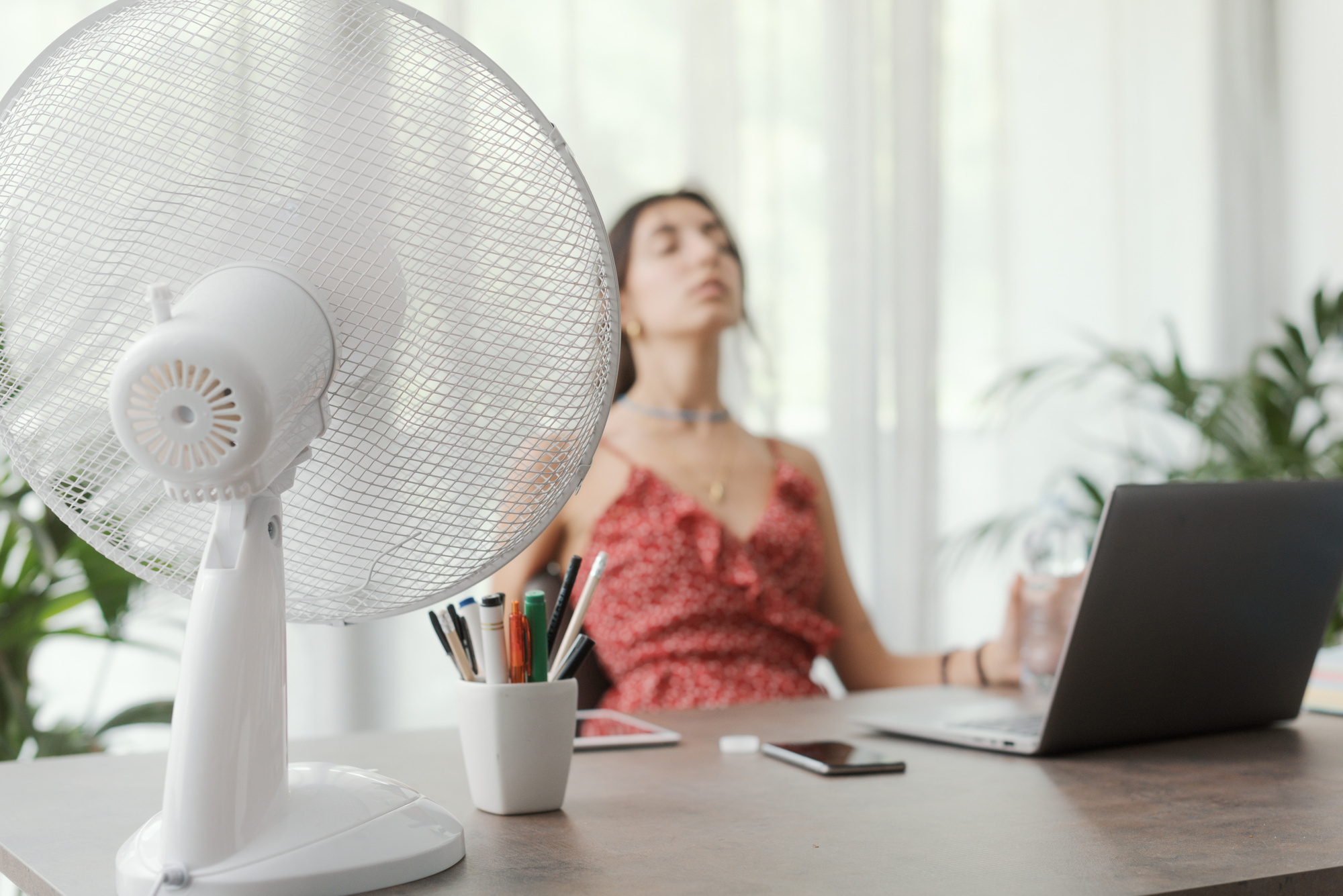 Symbolbild. Gibt es Anspruch auf „Hitzefrei“ im Büro? Foto: stock.adobe.com / StockPhotoPro