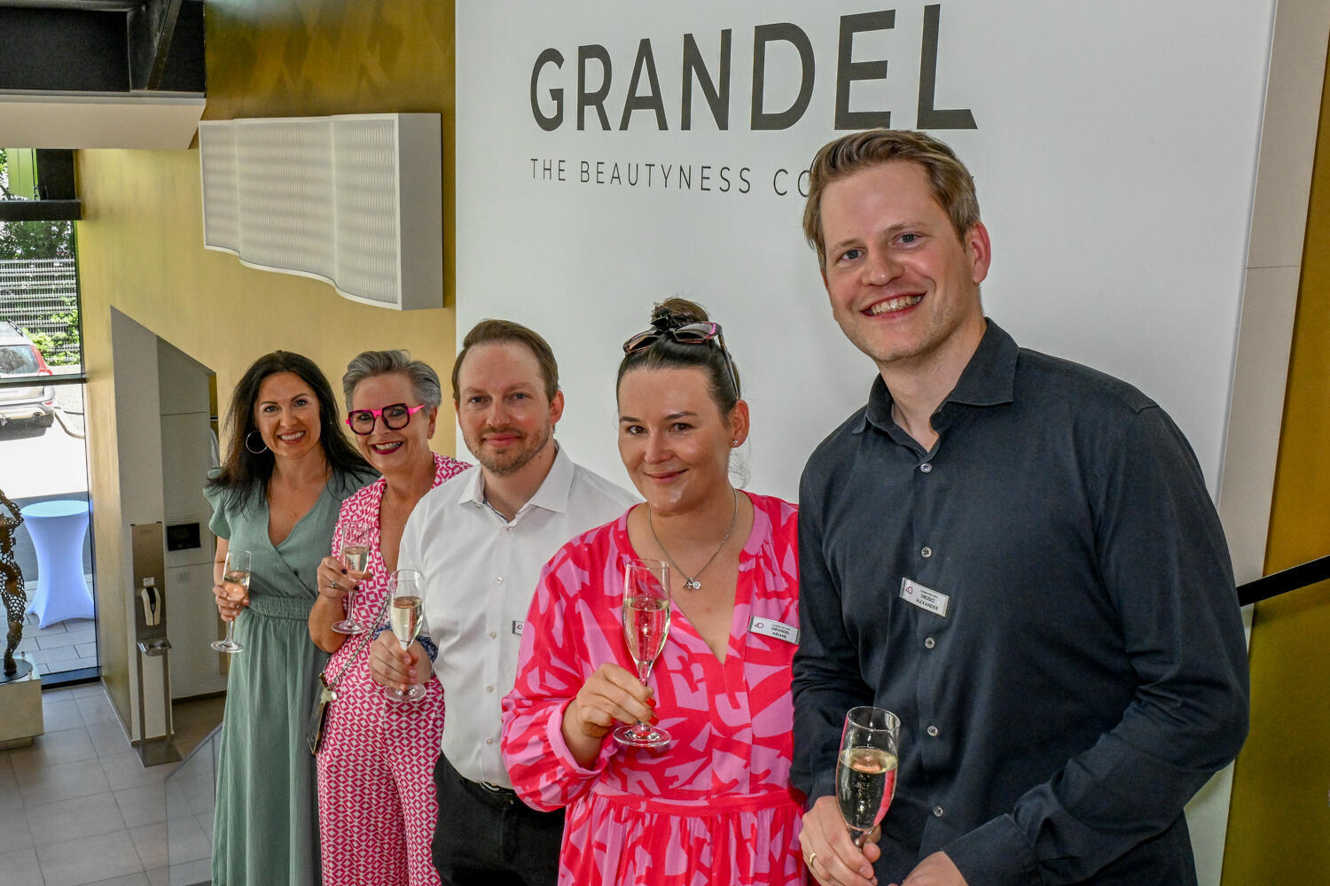 Grandel ist Gastgeber der Verbandstagung und Jubiläumsfeier des VCP: (v.l.n.r.) Katharina Medjo, GRANDEL Beautyness Academy,, Ilona Jahn, GRANDEL Vertriebsleitung Professional Beauty, Geschäftsführer PD Dr. Gabriel Duttler, Geschäftsführerin Ariane Grandel, Alexander Drusio, Vorstand des vcp. Foto: DR. GRANDEL, Augsburg