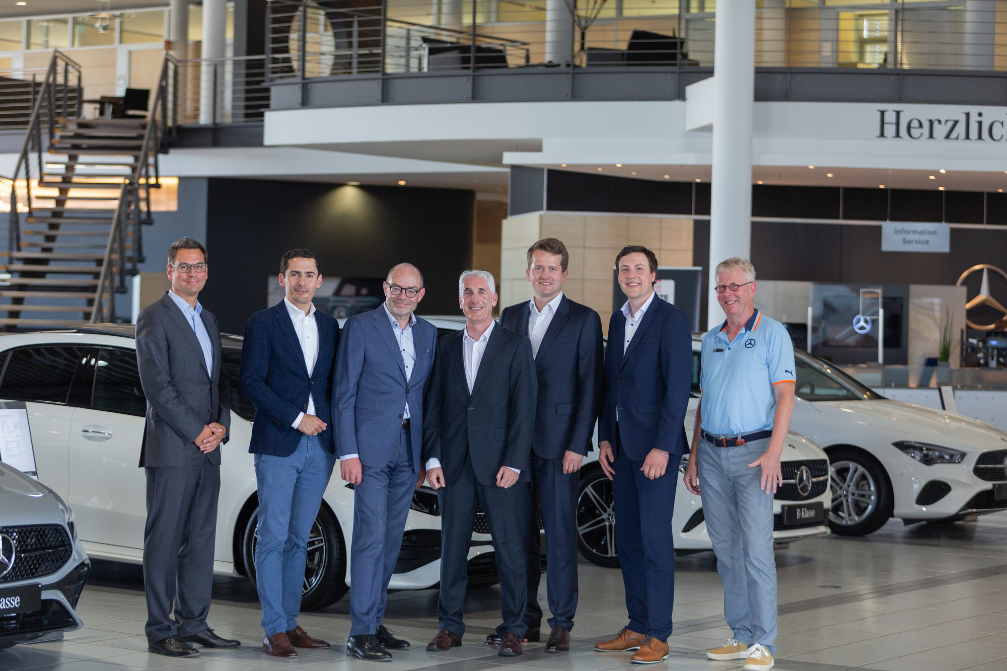Die Sterne Gruppe übernimmt die Mercedes-Benz Niederlassung Ulm/Neu-Ulm: v.l. Michael Haizmann, Tobias Just, Peter Schäfer, KreuterMedeleSchäfer GmbH &amp; Co. KG, Thorsten Kuehlmann, Lukas Ruf, Johannes Medele und Peter Weizinger. Fotoquelle: KreuterMedeleSchäfer GmbH