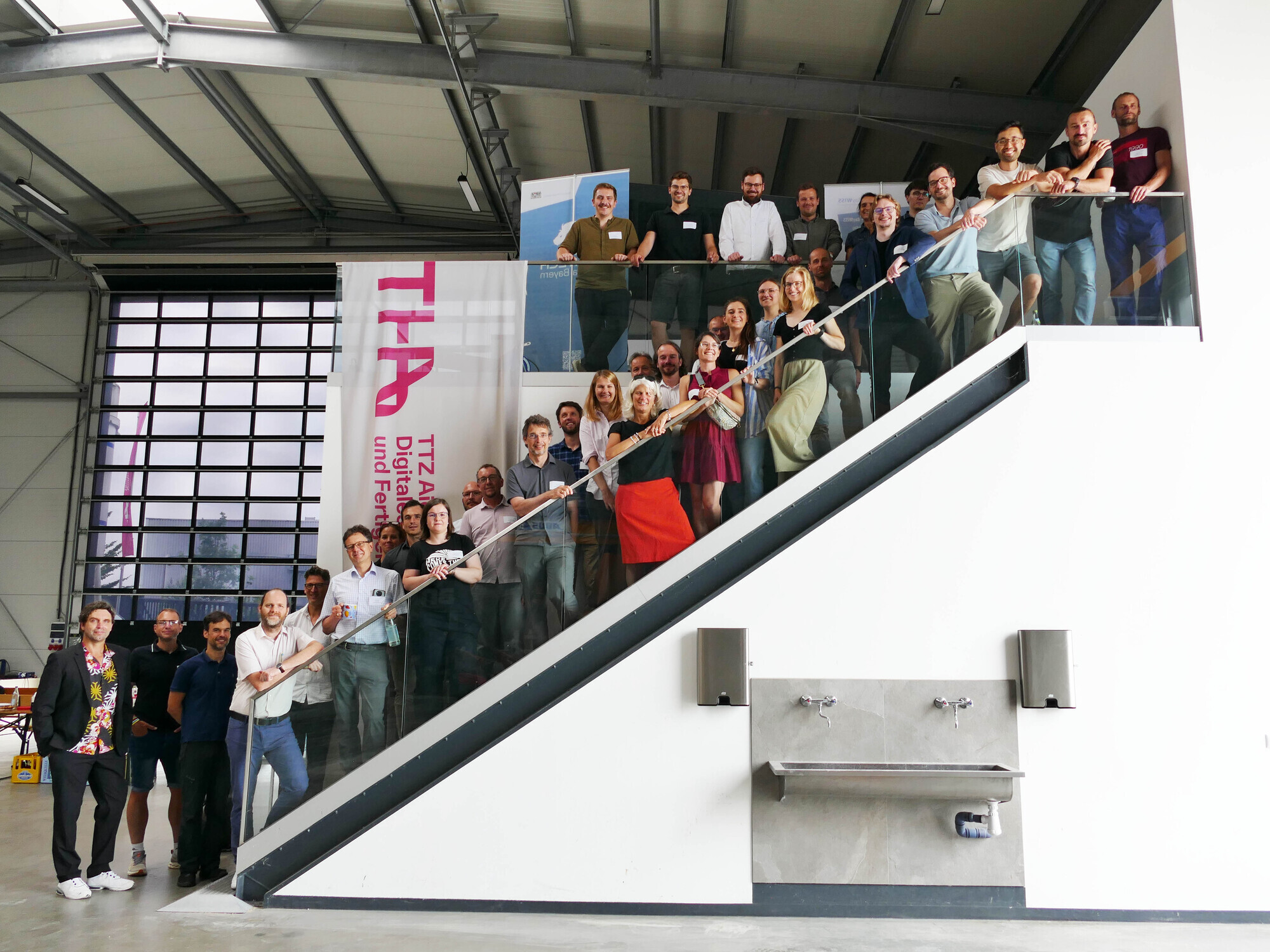 Teilnehmende am Netzwerktreffen des BayWISS-Kollegs „Infrastruktur, Bauen und Urbanisierung“ am Technologietransferzentrum in Aichach. Foto: Jessica Hövelborn / THA