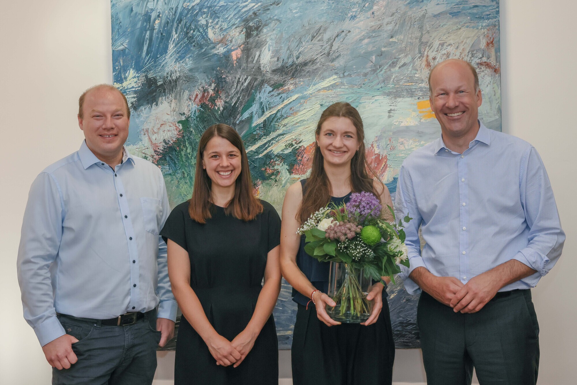Landrat Martin Sailer (rechts), Andreas Leupolz (links), Geschäftsbereichsleitung Umweltrecht, und Melanie Fichtl, Geschäftsbereichsleitung Service – Zukunft – Klimaschutz, begrüßten Katharina Förg (zweite von rechts) an ihrem ersten Arbeitstag im Landratsamt. Foto: Lina Prinzensing