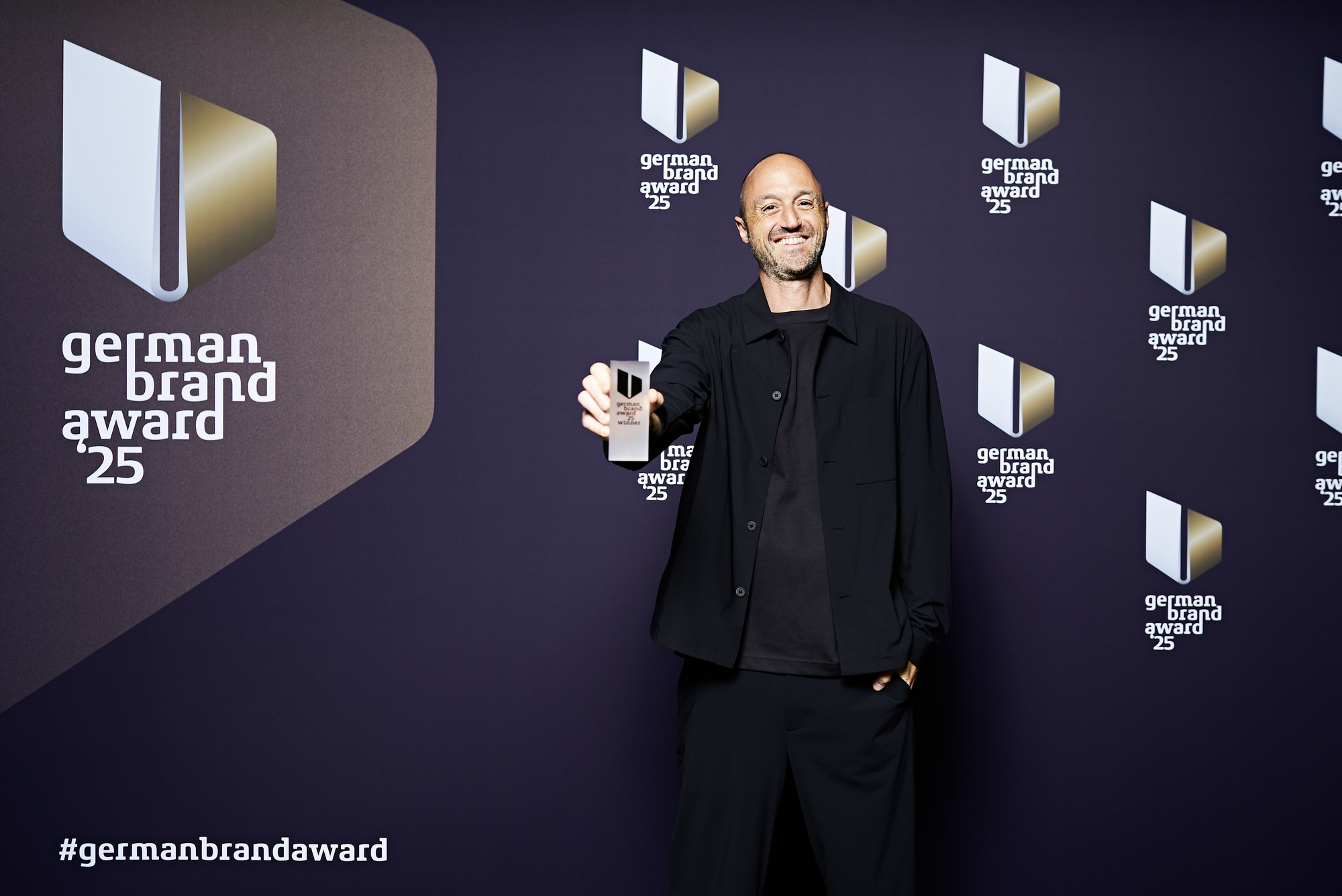 Stefan Ostertag, CMO/CDO Schöffel SPORT, hält den German Brand Award 2025 in Händen. Foto: Schöffel