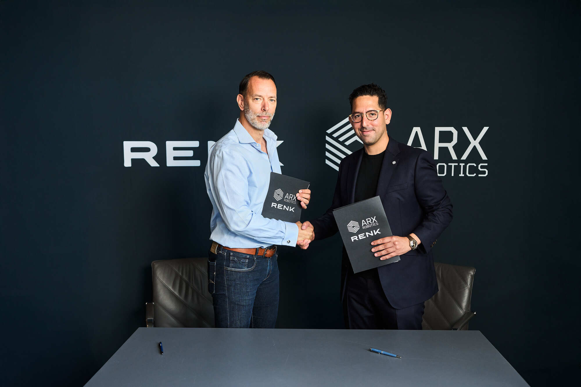 Alexander Sagel (l.), CEO von Renk, und Marc Wietfeld (r.), CEO Arx Robotics, haben eine Absichtserklärung für eine strategische Partnerschaft unterzeichnet. Foto: Fabian Vogl/ Arx Robotics GmbH