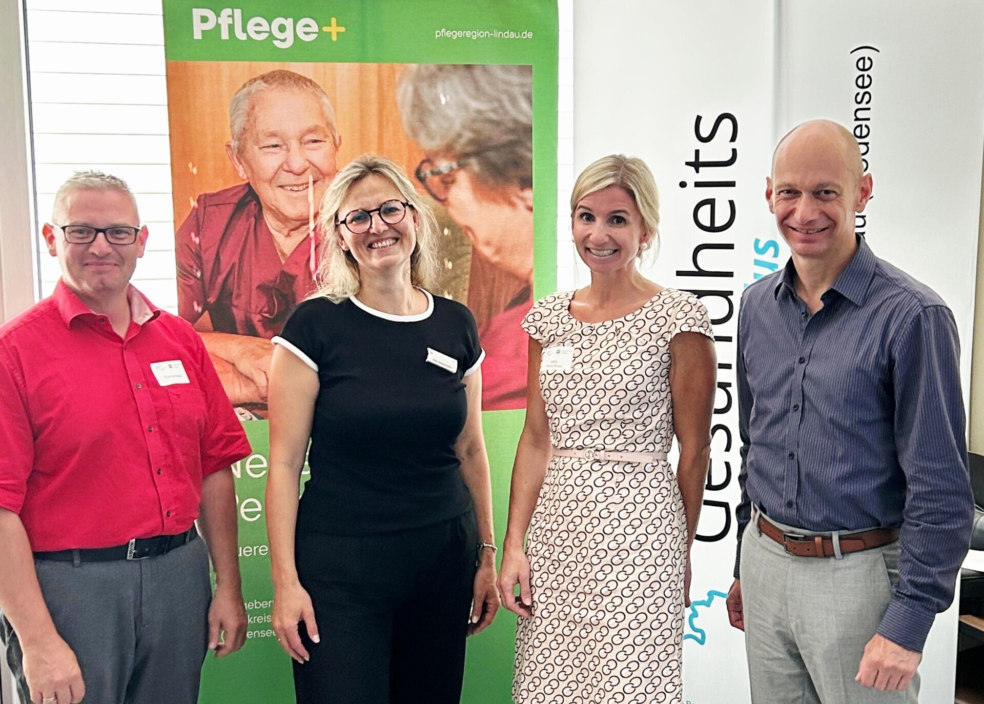 Zu sehen sind v.l.n.r.: Thomas Kaleja, Geschäftsstellenleiter Gesundheitsregionplus, Viktoriya Geisenhofer, Koordinatorin des Ausbildungsverbunds Pflege Landsberg, Ministerialrätin Sonja Stopp vom Bayerischen Staatsministerium für Gesundheit, Pflege und Prävention und Landrat Elmar Stegmann. Fotoquelle: Landkreis Lindau / Thomas Döbler