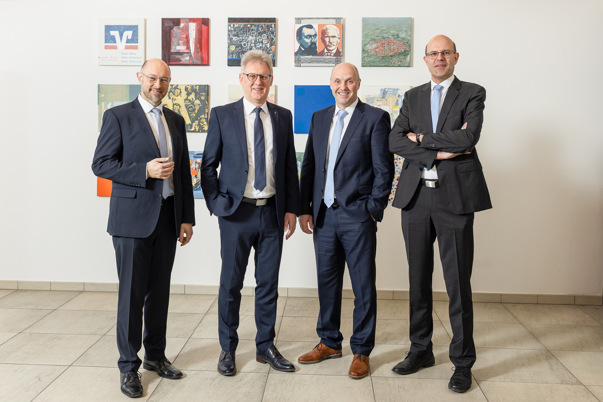 Alle Stimmkarten erhoben: Die Vertreterversammlung der Raiffeisen-Volksbank Ries beschließt einstimmig die Fusion mit der RVB Wemding. Fotoquelle: Raiffeisen-Volksbank Ries