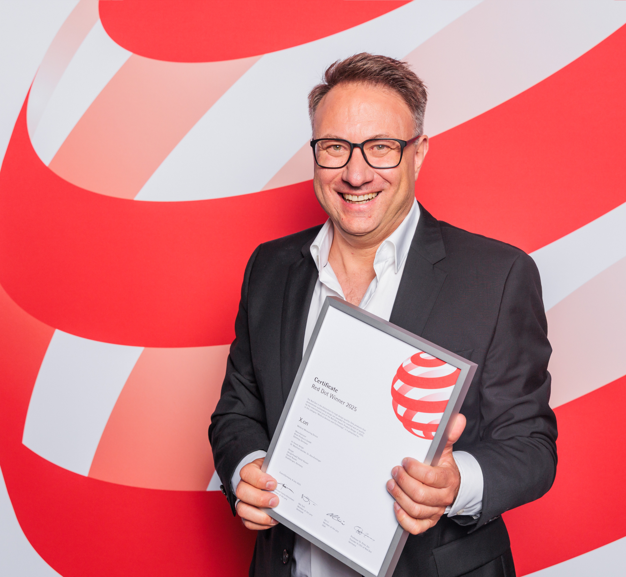 Daniel Nusser mit dem Red Dot Award 2025 für das X.on EEG Headset. Fotoquelle: designflow/// daniel nusser