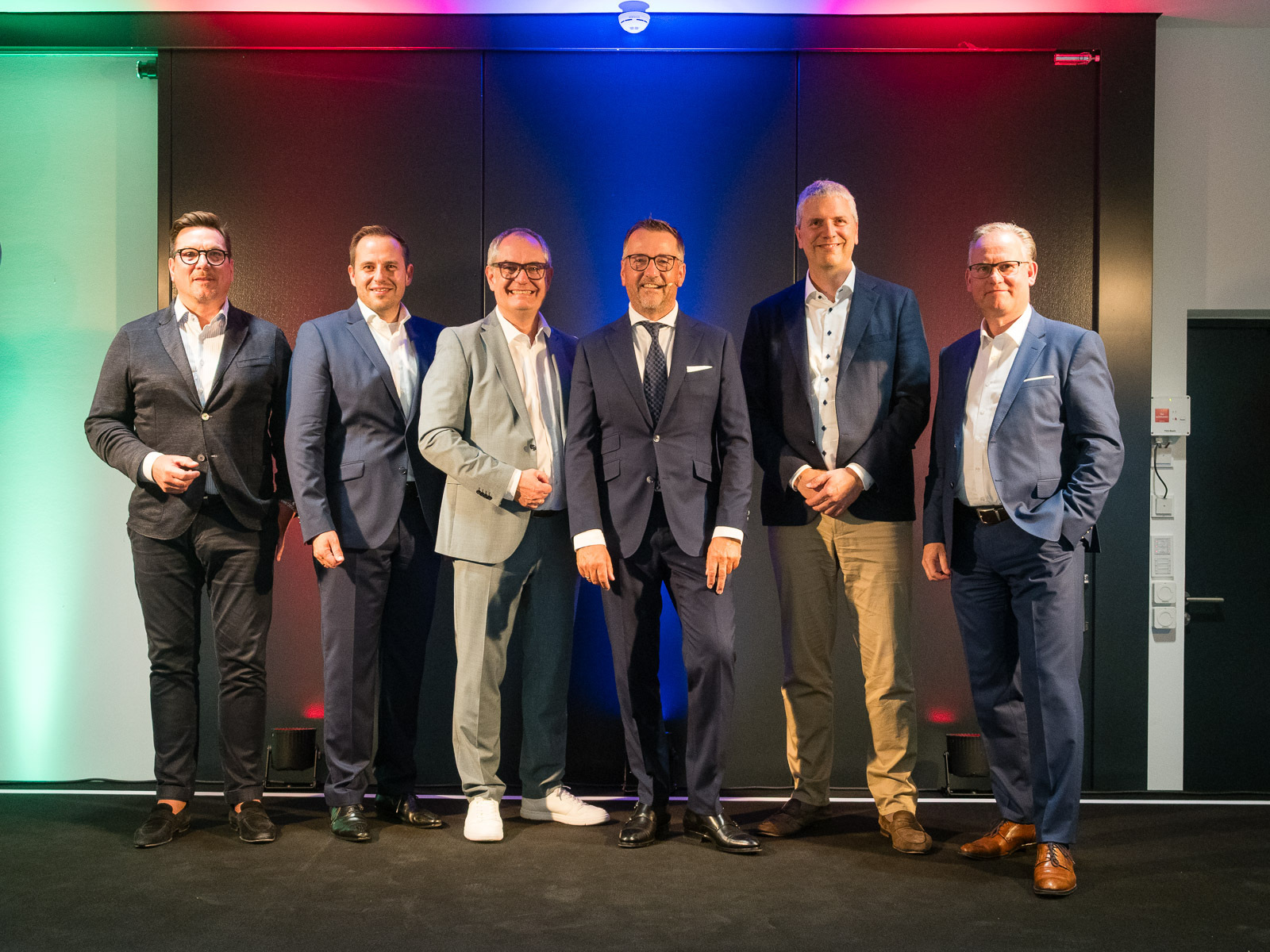 (v.l.n.r.) Jörg Kamenz, Geschäftsführer der VGRD GmbH Region Süd, Sascha Kapfelsperger, Regionalleiter Vertrieb &amp; Service Volkswagen, Michael Wörle Bürgermeister Gersthofen, Michael Agsteiner, Geschäftsführer der SCHWABA GmbH, Peter Modelhart, Sprecher der Geschäftsführung der VGRD GmbH und Horst Dietrich, Leiter Bereich Gebrauchtwagen, Mitarbeitende / Erlebnisabholung AUDI AG Vertrieb Deutschland. Foto: Stefan Winterstetter
