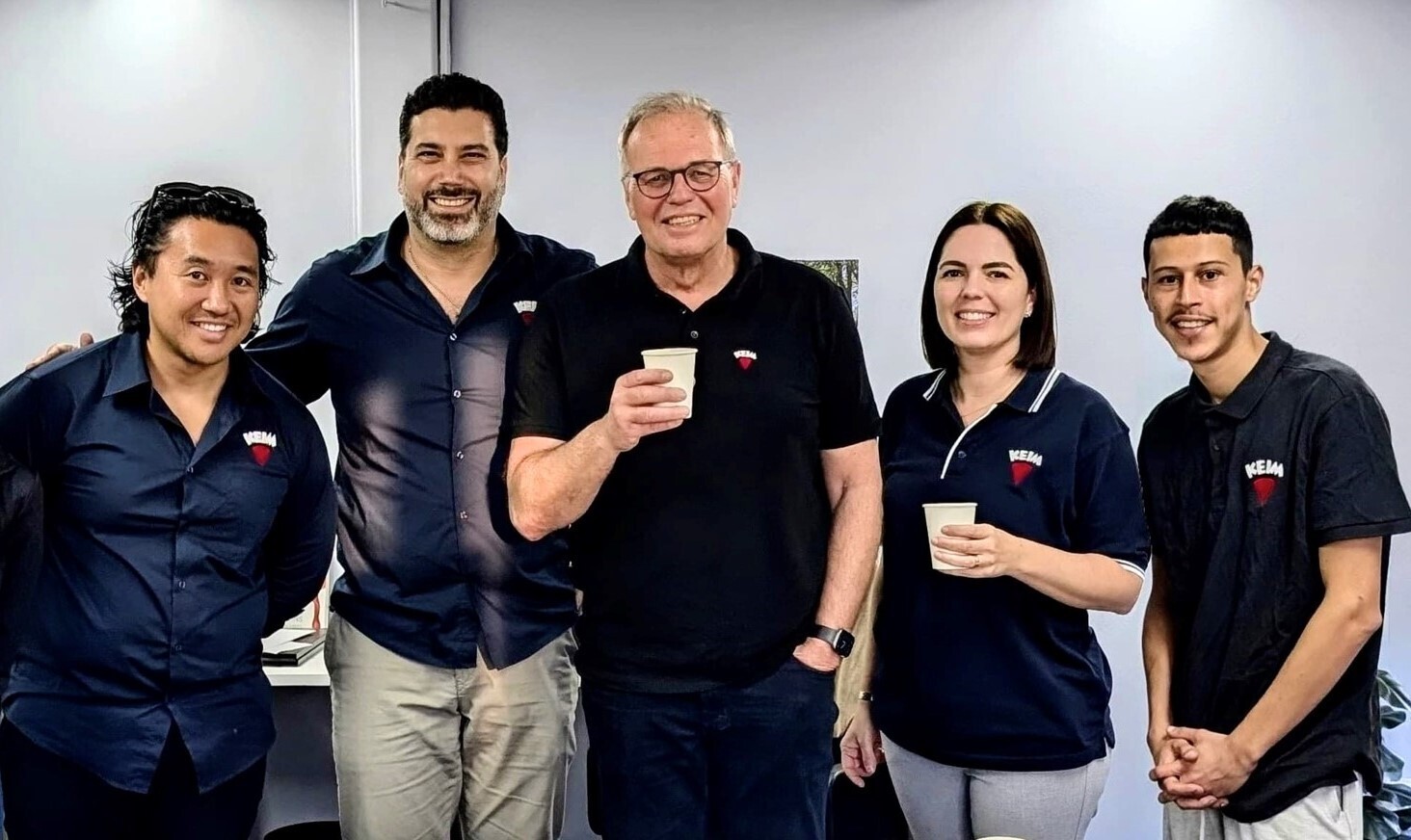 Keimfarben hat eine neue Niederlassung in Australien. Rüdiger Lugert (Mitte), CEO bei Keimfarben mit Managing Director Hoodad Mehrbod (2. von links) und dem Team von KEIM Australia. Foto: Keimfarben GmbH