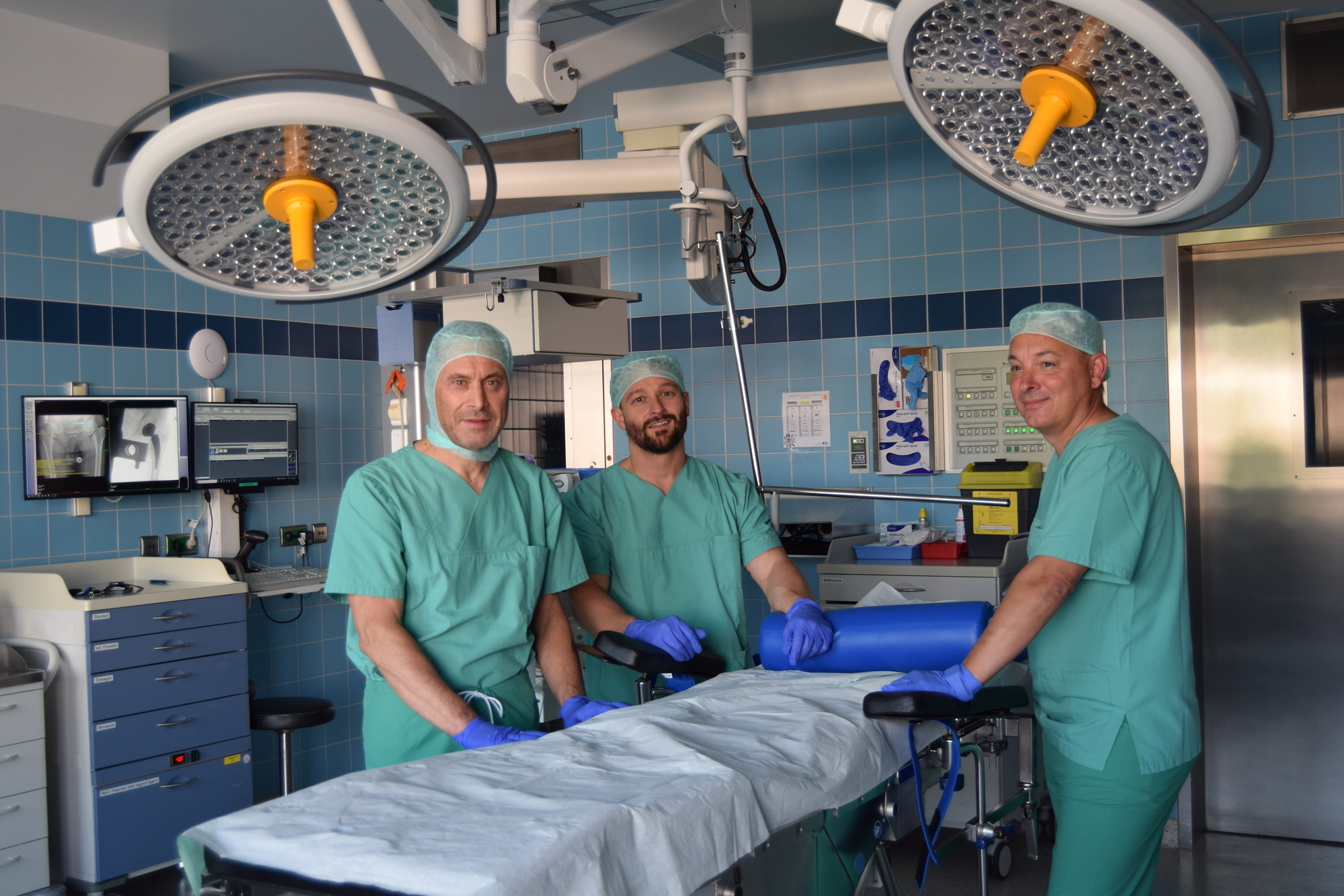 Im OP-Saal Nummer Vier in der Dillinger Kreisklinik herrscht Sterilität, (von links) die Fachärzte Dr. med. Jürgen Beck, Fabian