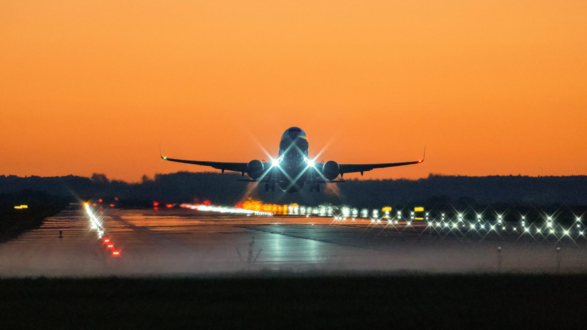 Start im Sonnenuntergang: Flughafen Memmingen erwartet Sommerhoch.