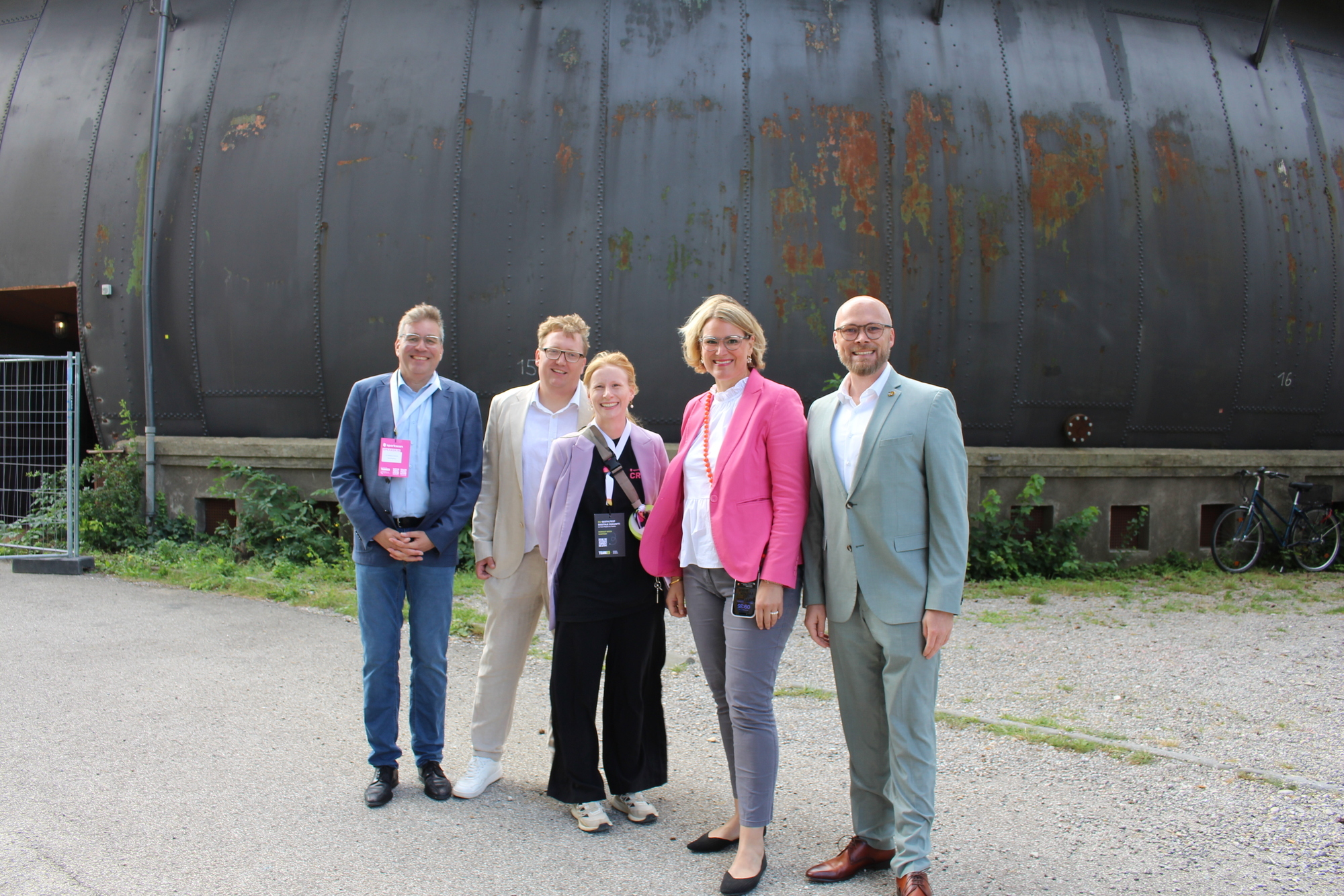 Von links: Wolfgang Hübschle (Wirtschaftsreferent Stadt Augsburg), Fabian Ziegler (Veranstaler der Sparkscon), Michaela Schuster (Geschäftsführerin von Team23), Eva Weber (Oberbürgermeisterin Stadt Augsburg) und Fabian Mehring (Bayerischer Digitalminister).