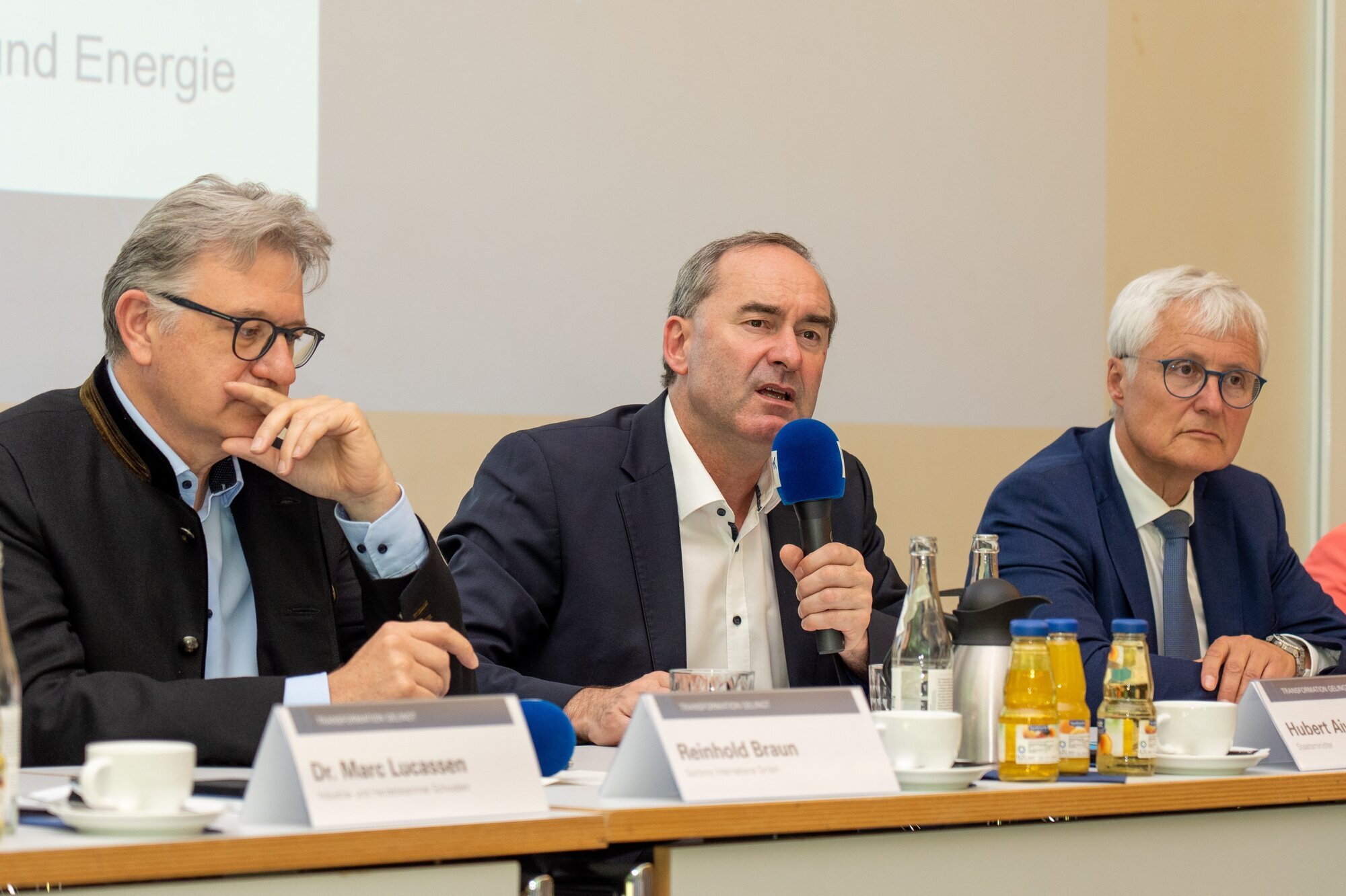 Die Transformationskonferenz in Augsburg. Von links: Reinhold Braun (Präsident der IHK Schwaben), Bayerns Wirtschaftsminister Hubert Aiwanger und Dr. Klaus-Peter Potthast (Abteilungsleiter Industrie im Bayerischen Wirtschaftsministerium). Foto: Nicole Engelhart/StMWi