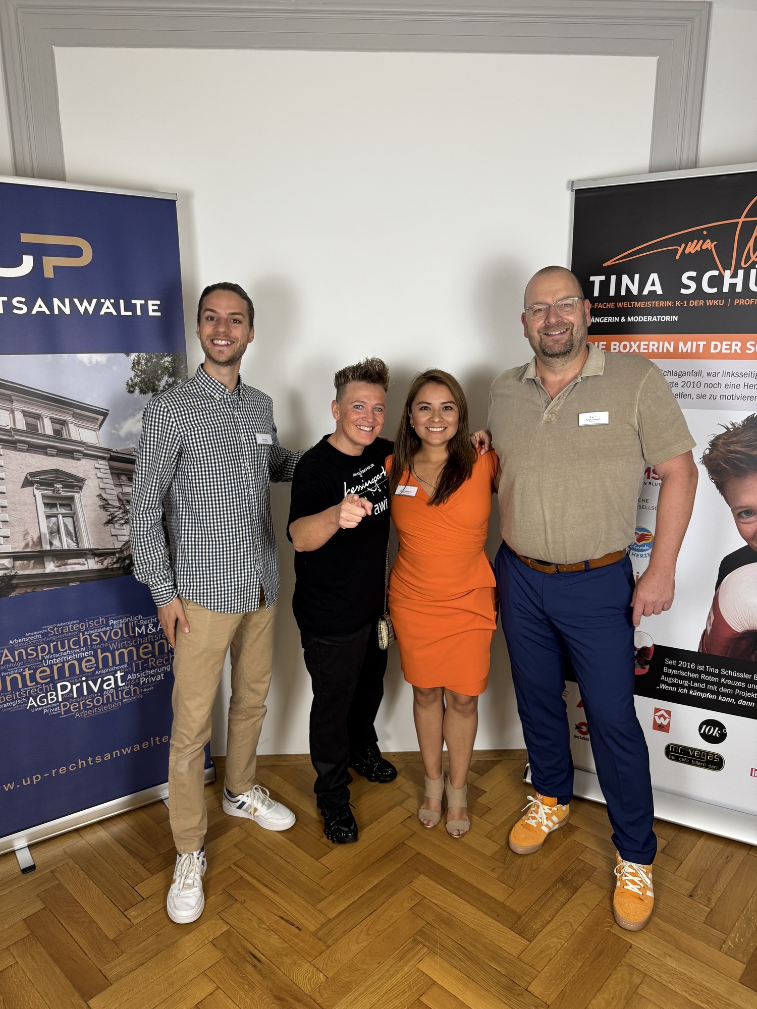<p>Von links: Philipp Reisner, Tina Schüssler, Carla Velasquez und Veranstalter Peter Umbach, Anwalt und Partner bei UP Rechtsanwälte. <br></p>