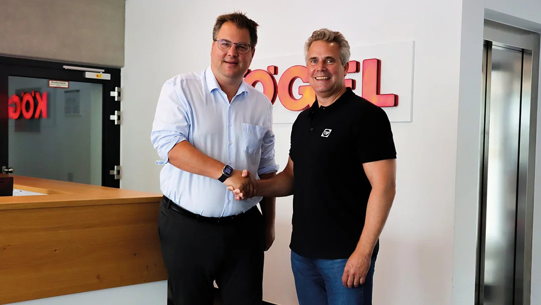 Von links: Thore Bakker, CSO Kögel Trailer GmbH, und Oliver Bange, VP Central Region, TIP Trailer Services GmbH. Foto: Kögel Trailer