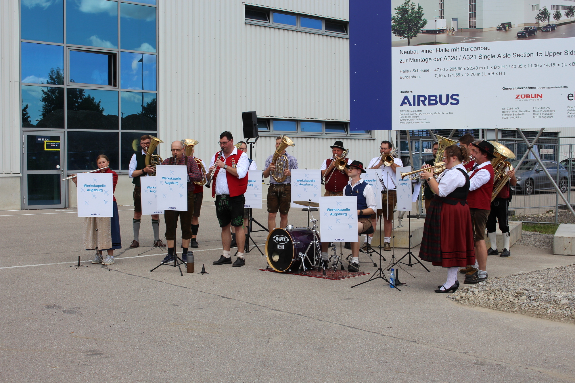 Die Werkskapelle des Airbus-Standorts Augsburg hat den Spatenstich musikalisch begleitet. Foto: B4B/ Katharina Seeburger