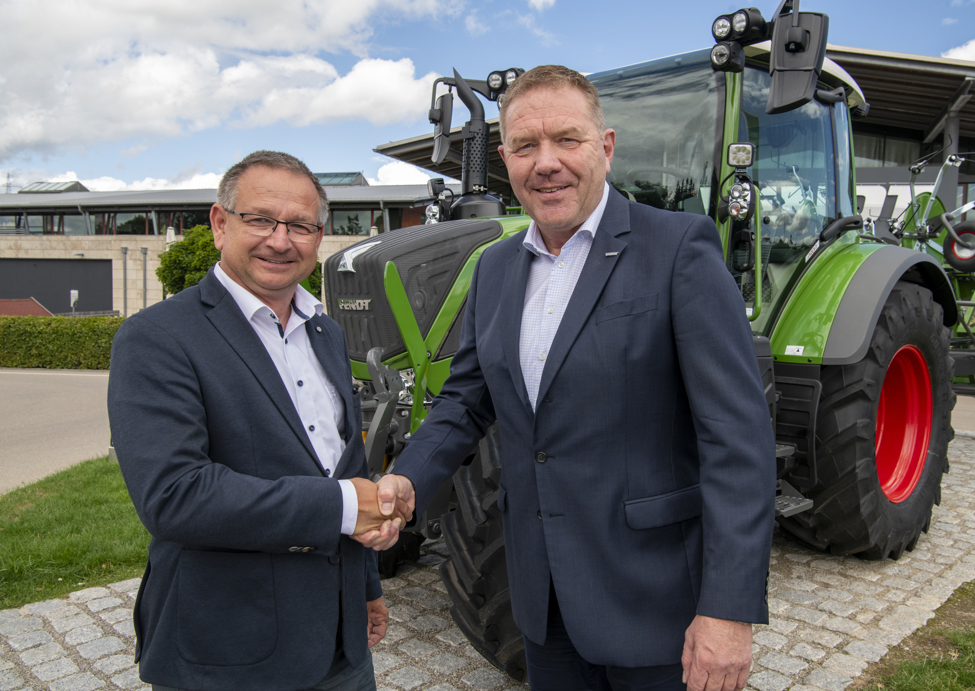 Von linkd: Thomas Knecht, 1.Vorsitzender Red Farmer e.V. und Christoph Gröblinghoff, Vice President und Vorsitzender der Fendt Geschäftsführung. Foto: Fendt