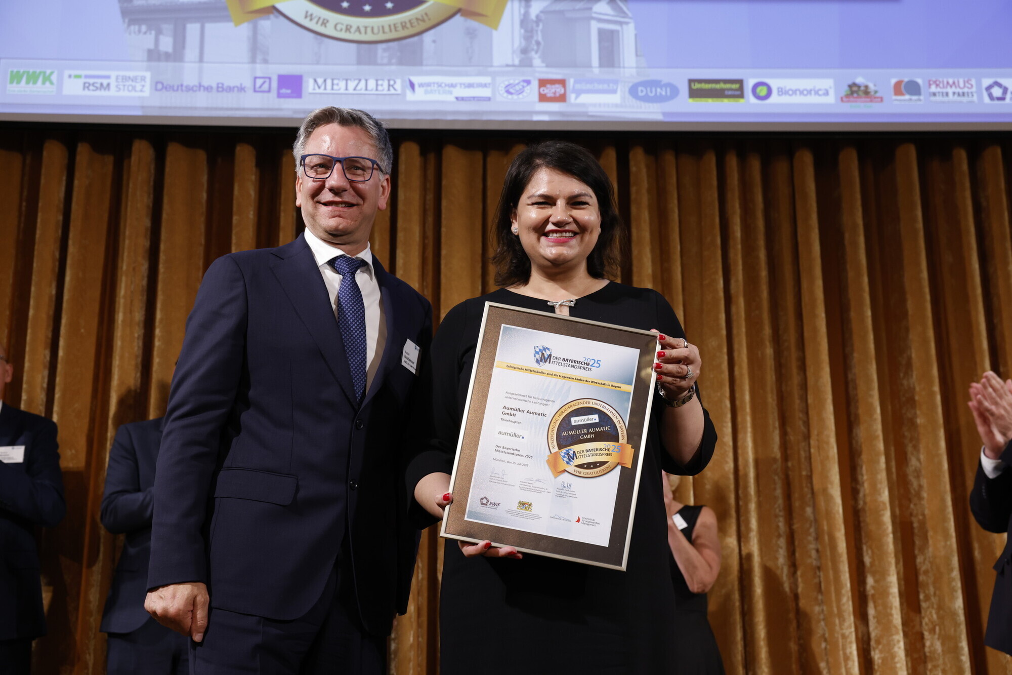 Ramona Meinzer, Geschäftsführerin bei Aumüller Aumatic, hat die Ehrung des Bayerischen Mittelstandspreises entgegen genommen. Foto: Alexander von Spreti