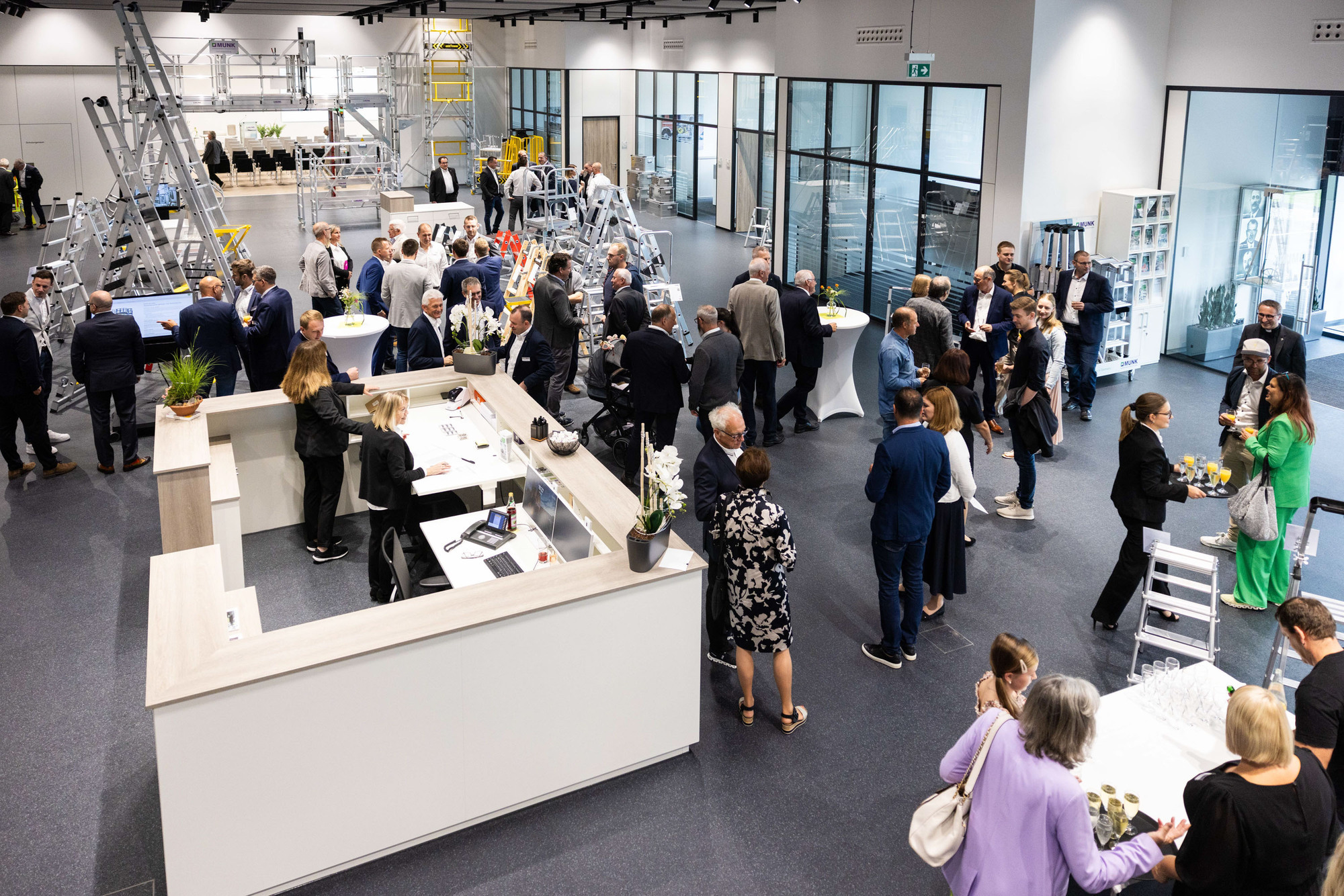 Über 100 Gäste kamen zur offiziellen Eröffnung des neuen Kundenzentrums der Munk Group in Günzburg. Foto: Tobias Atzkern / Munk Group