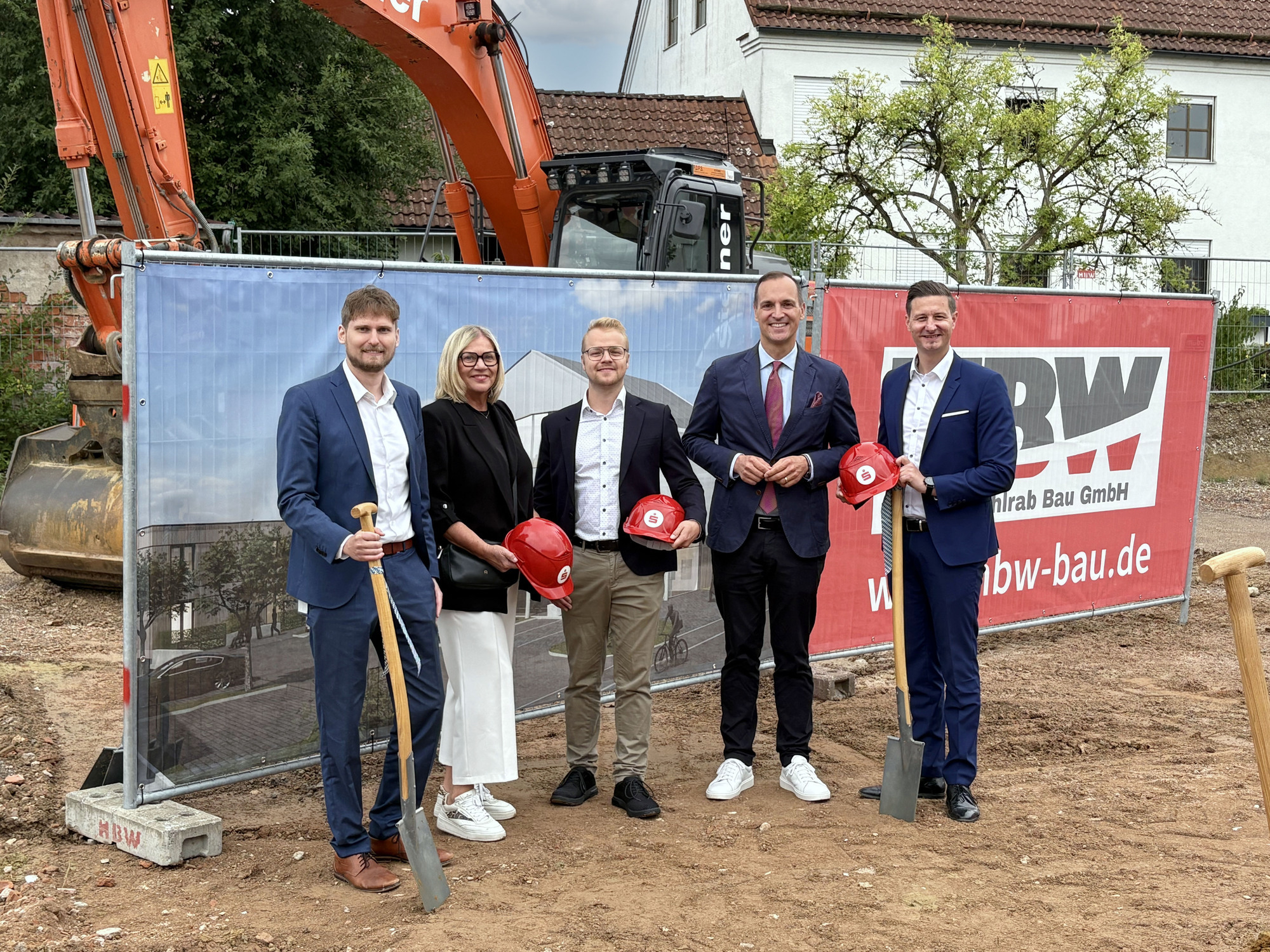Von links: Tobias Leblang, Helga Ziegler, Sebastian Dehm, Vorstandsvorsitzender Daniel Gastl und Sebastian Spieler, alle von der Sparkasse Schwaben-Bodensee. Foto: Sparkasse Schwaben-Bodensee