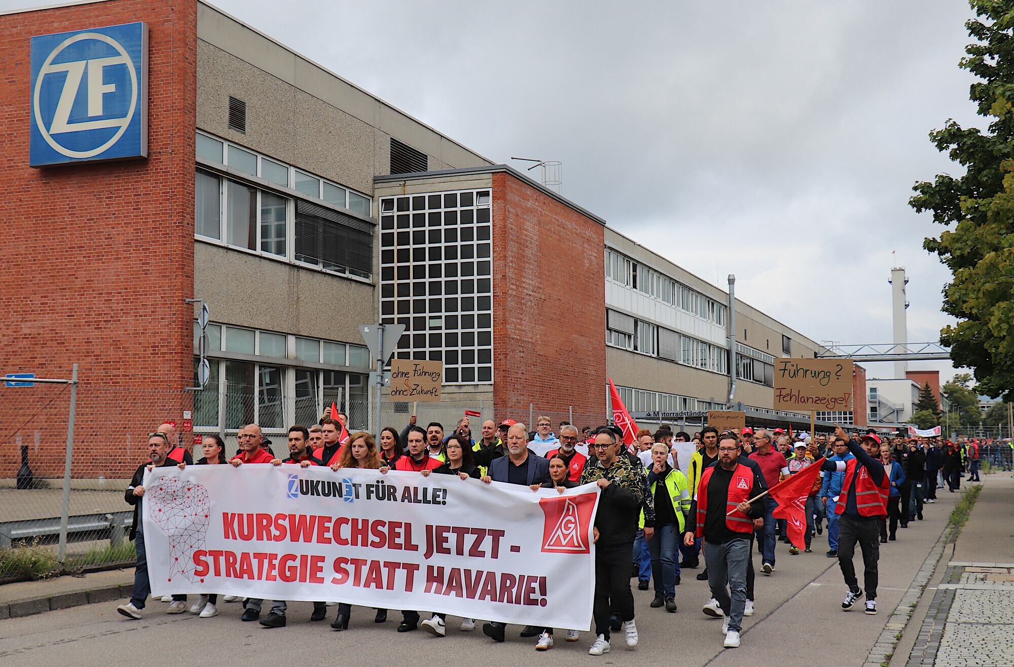 Mitarbeitende von ZF Friedrichshafen protestieren gegen den Unternehmenskurs. Hier sind sie auf dem Weg zur Unternehmenszentrale in Friedrichshafen. Foto: ZF-Gesamtbetriebsrat