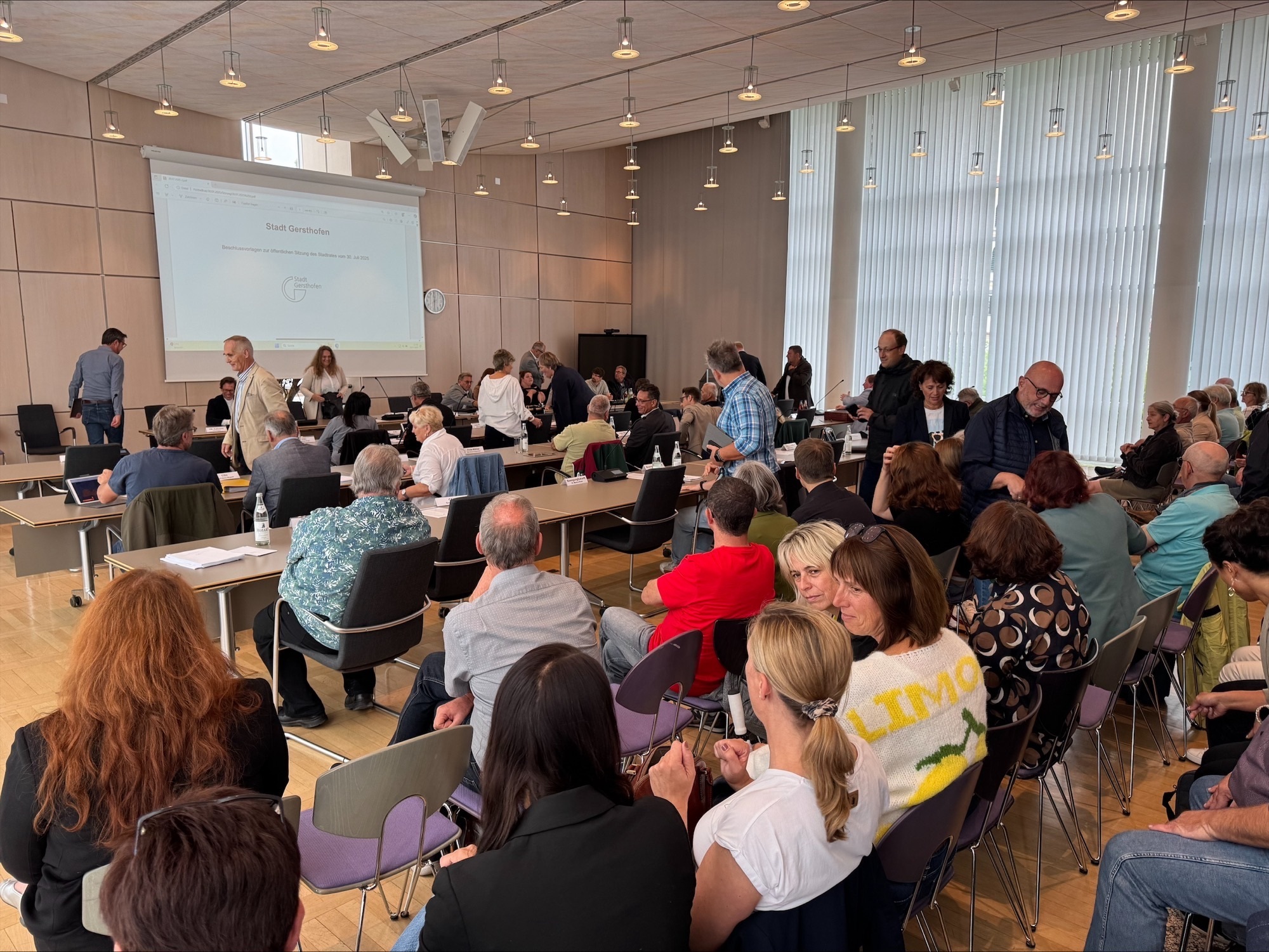 Das Interesse der Bürgerinnen und Bürger war groß an der letzten Stadtratssitzung vor der Sommerpause. Über 60 Interessierte kam