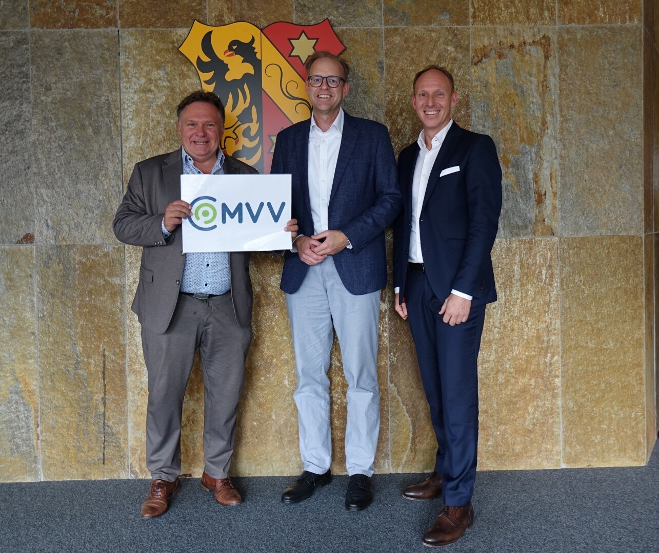 Kaufbeurens Oberbürgermeister Stefan Bosse (links) und Wirtschaftsreferent Andreas Bauer (rechts) begrüßen Dr. Bernd Rosenbusch vom MVV in Kaufbeuren. Foto: Svenja Moller / Stadt Kaufbeuren